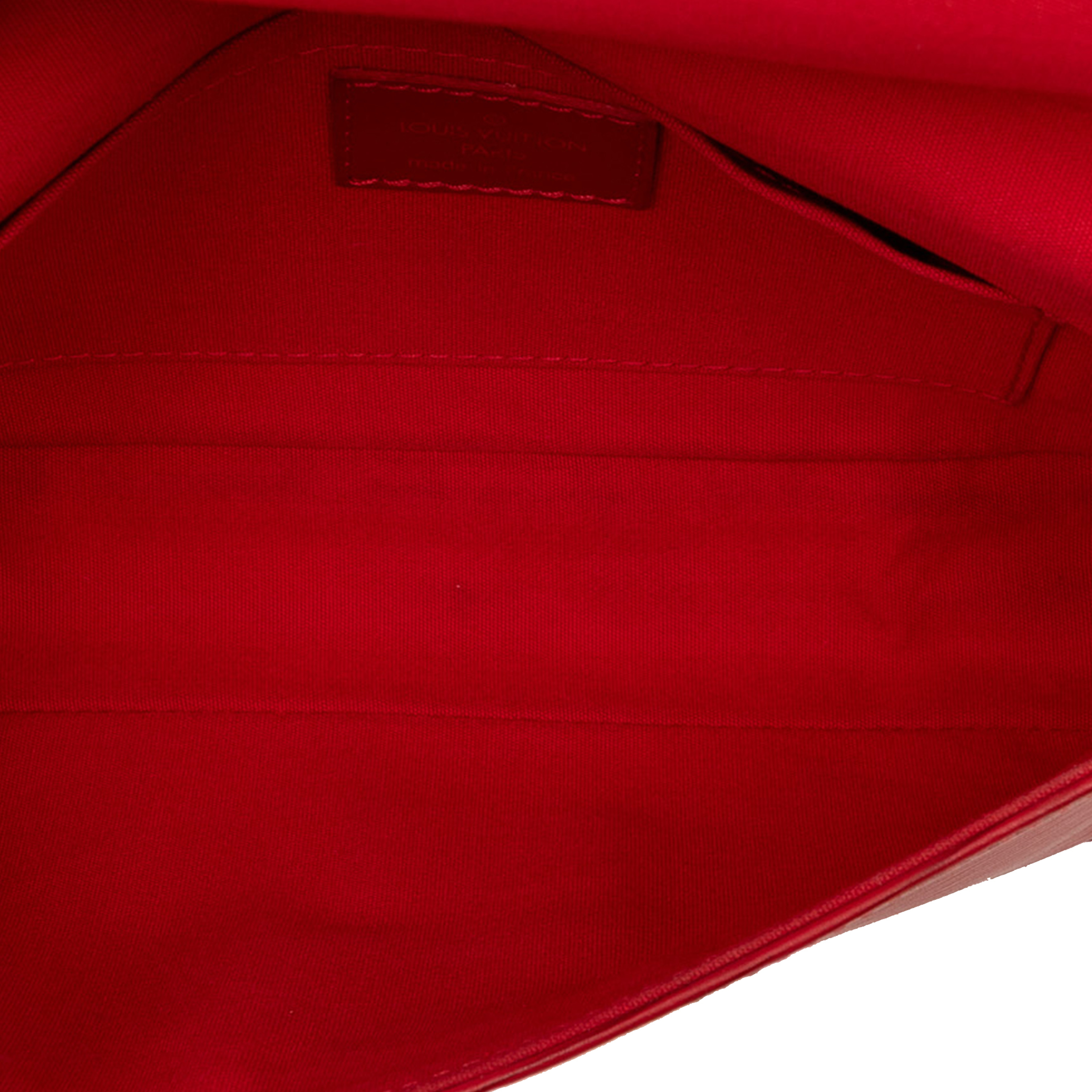 Louis Vuitton Epi Pochette Segur, från Luxclusif, i färgen röd. Klicka för att öppna bilden i stort format