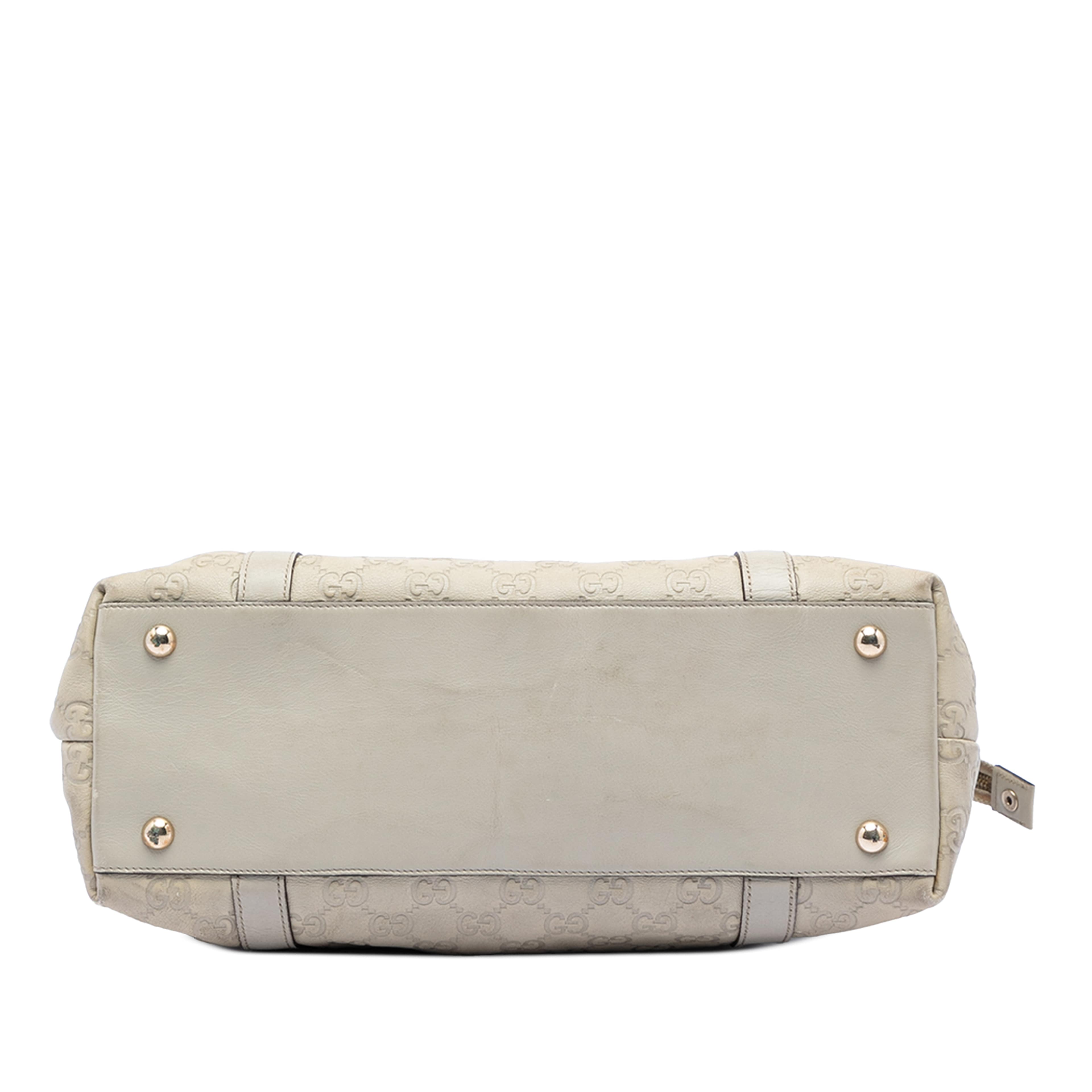 Gucci Guccissima Abbey D Ring Tote, från Luxclusif, i färgen vit. Klicka för att öppna bilden i stort format