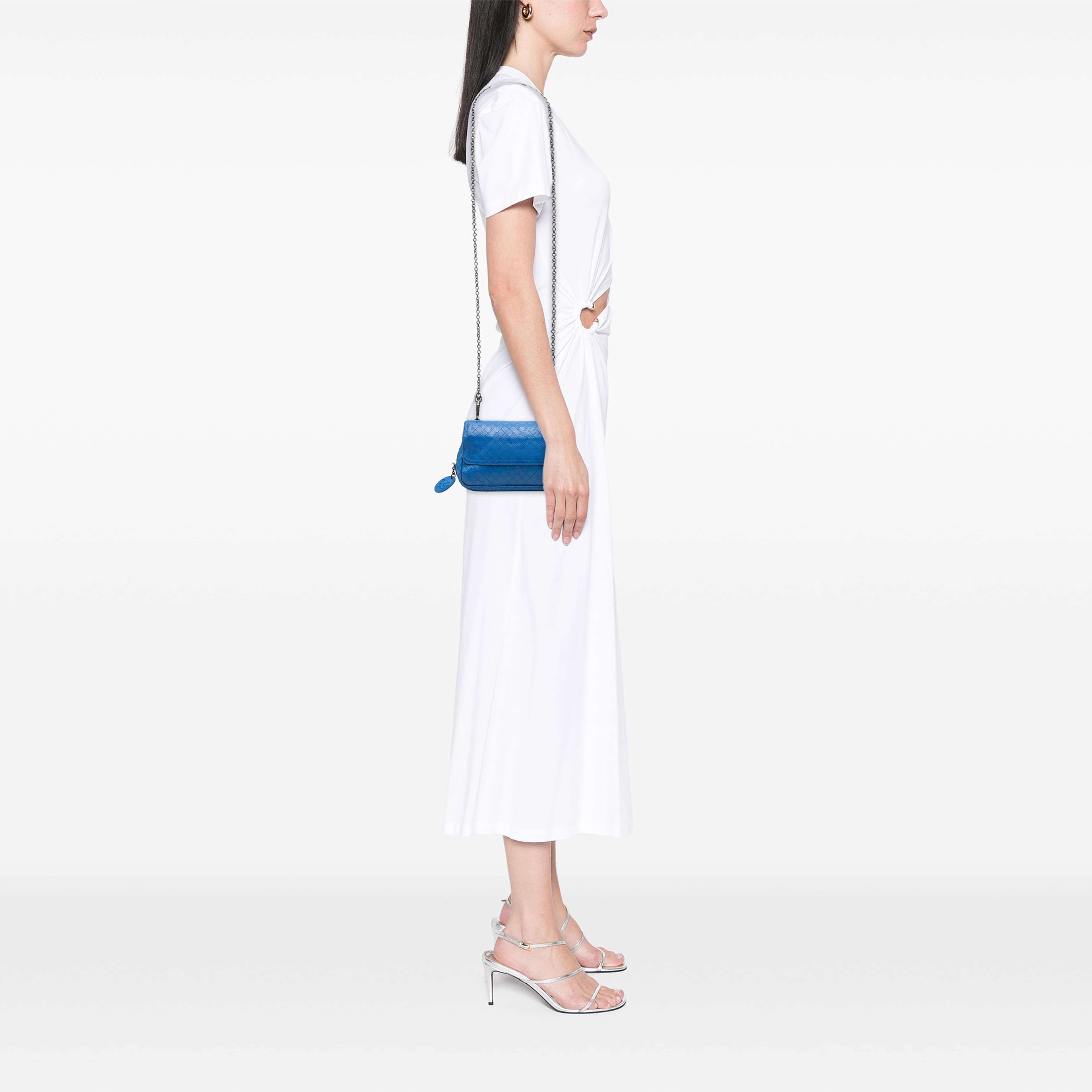 Bottega Veneta Small Calfskin Intrecciomirage Embossed Butterfly Chain Crossbody, från Luxclusif, i färgen blå. Klicka för att öppna bilden i stort format