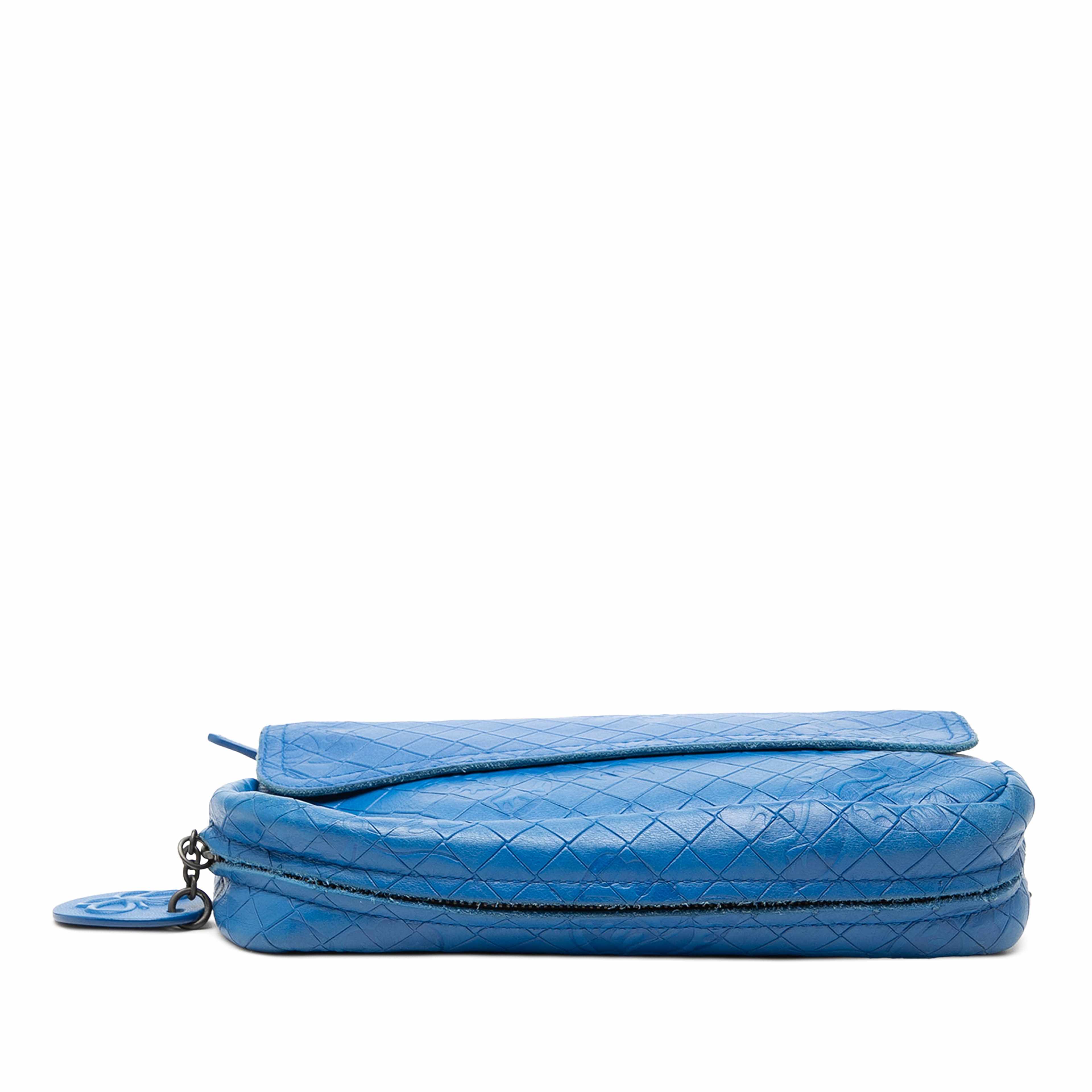 Bottega Veneta Small Calfskin Intrecciomirage Embossed Butterfly Chain Crossbody, från Luxclusif, i färgen blå. Klicka för att öppna bilden i stort format