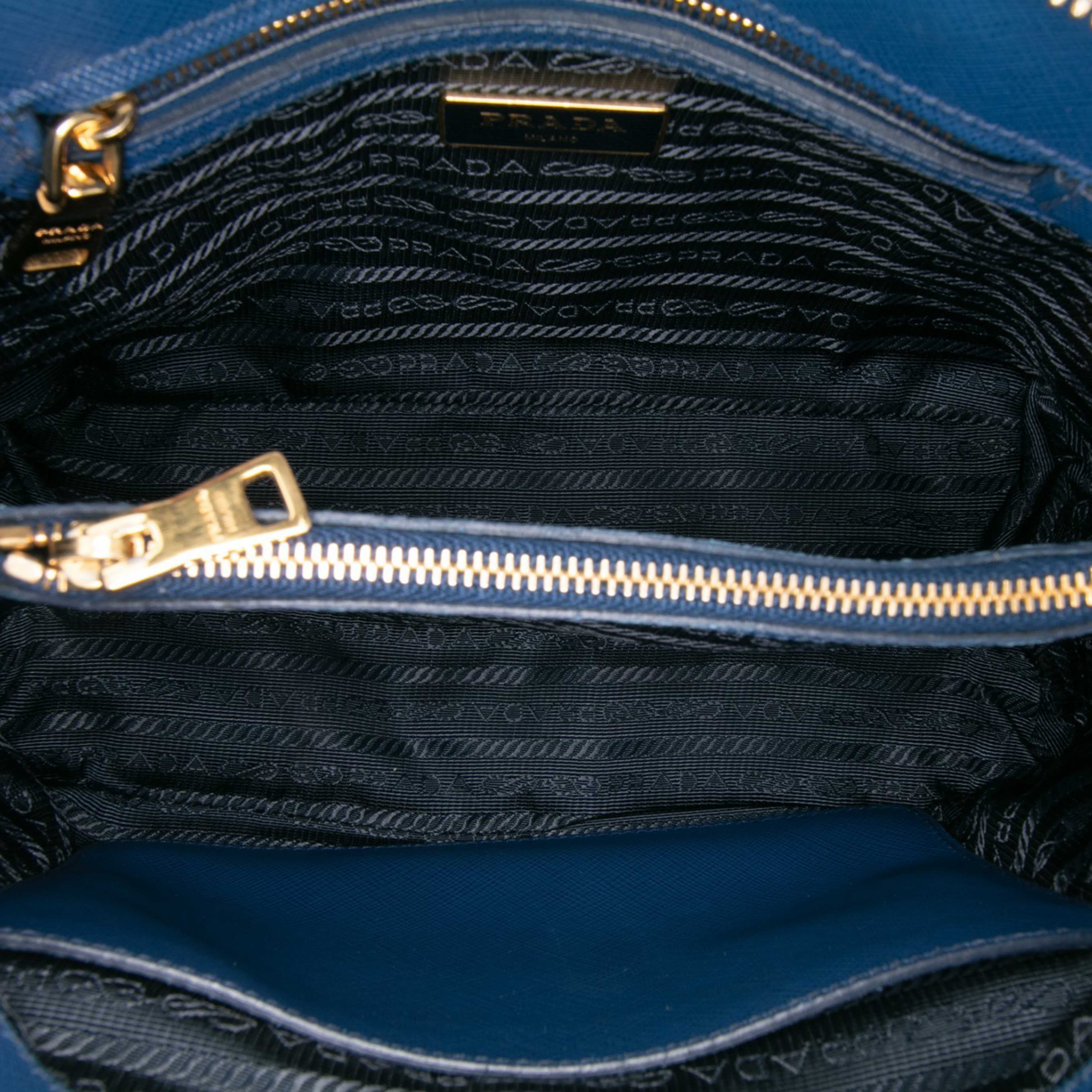 Prada Small Saffiano Lux Promenade Satchel, från Luxclusif, i färgen blue. Klicka för att öppna bilden i stort format