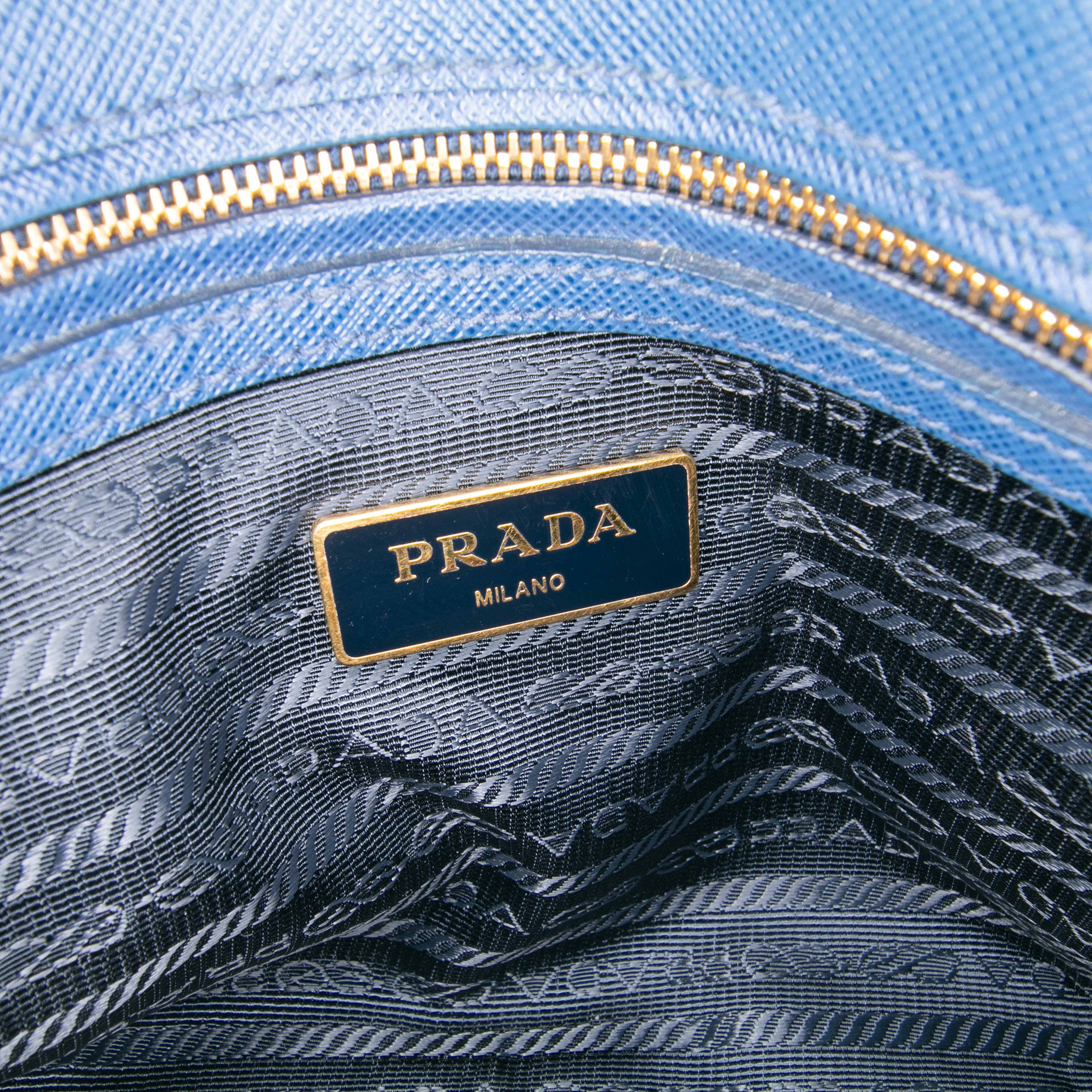 Prada Small Saffiano Lux Promenade Satchel, från Luxclusif, i färgen blue. Klicka för att öppna bilden i stort format