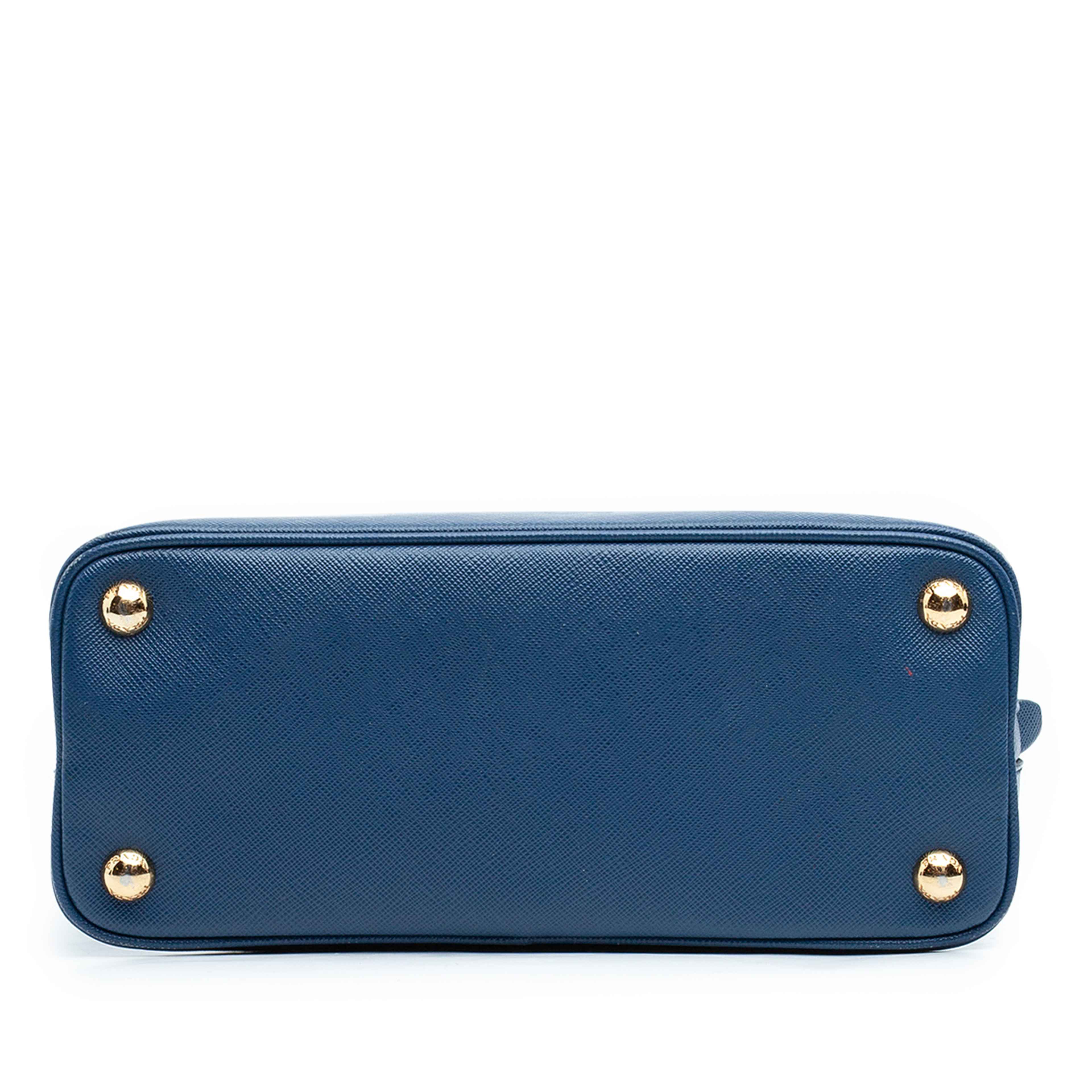Prada Small Saffiano Lux Promenade Satchel, från Luxclusif, i färgen blå. Klicka för att öppna bilden i stort format