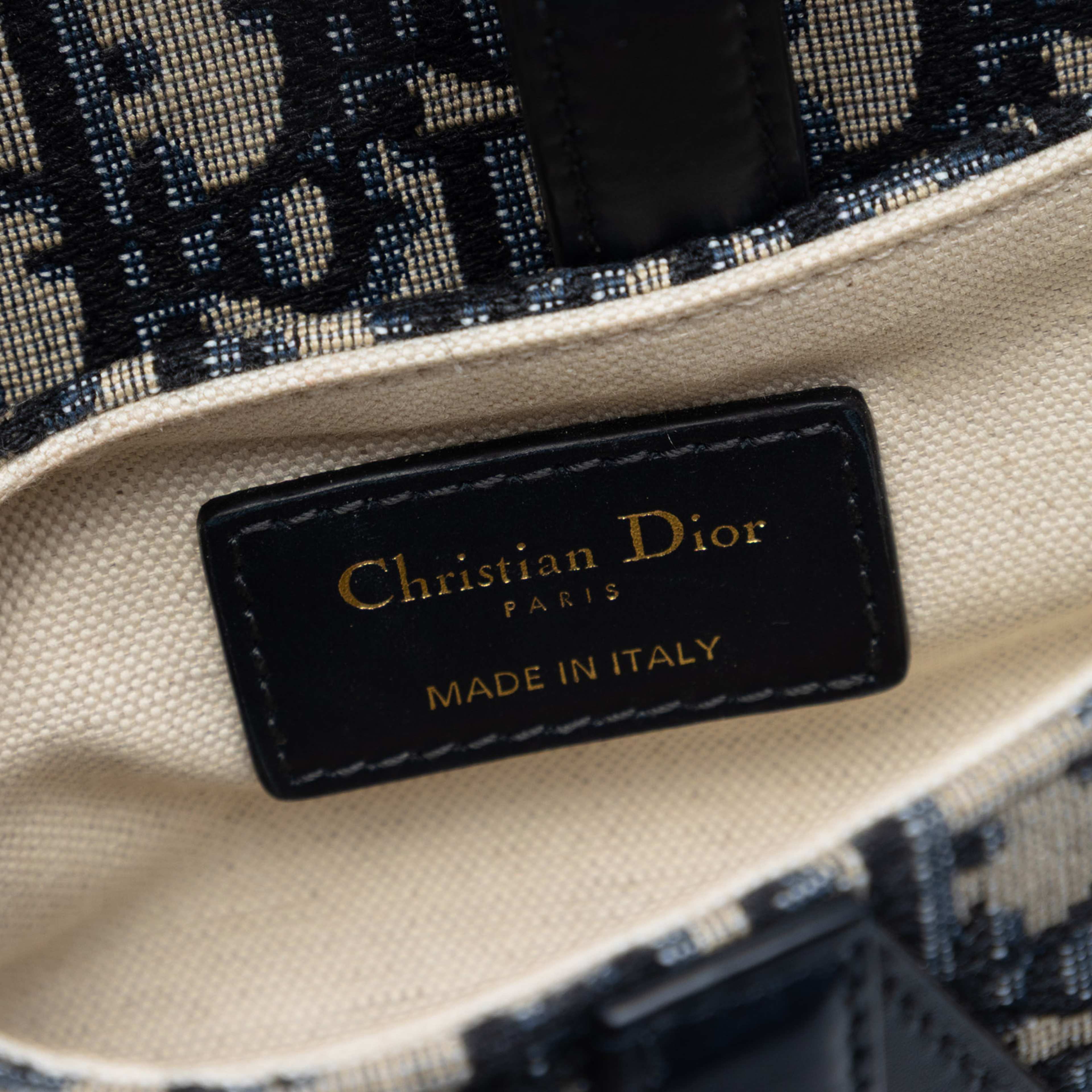 Dior Mini Oblique Canvas Saddle Bag, från Luxclusif, i färgen navy. Klicka för att öppna bilden i stort format