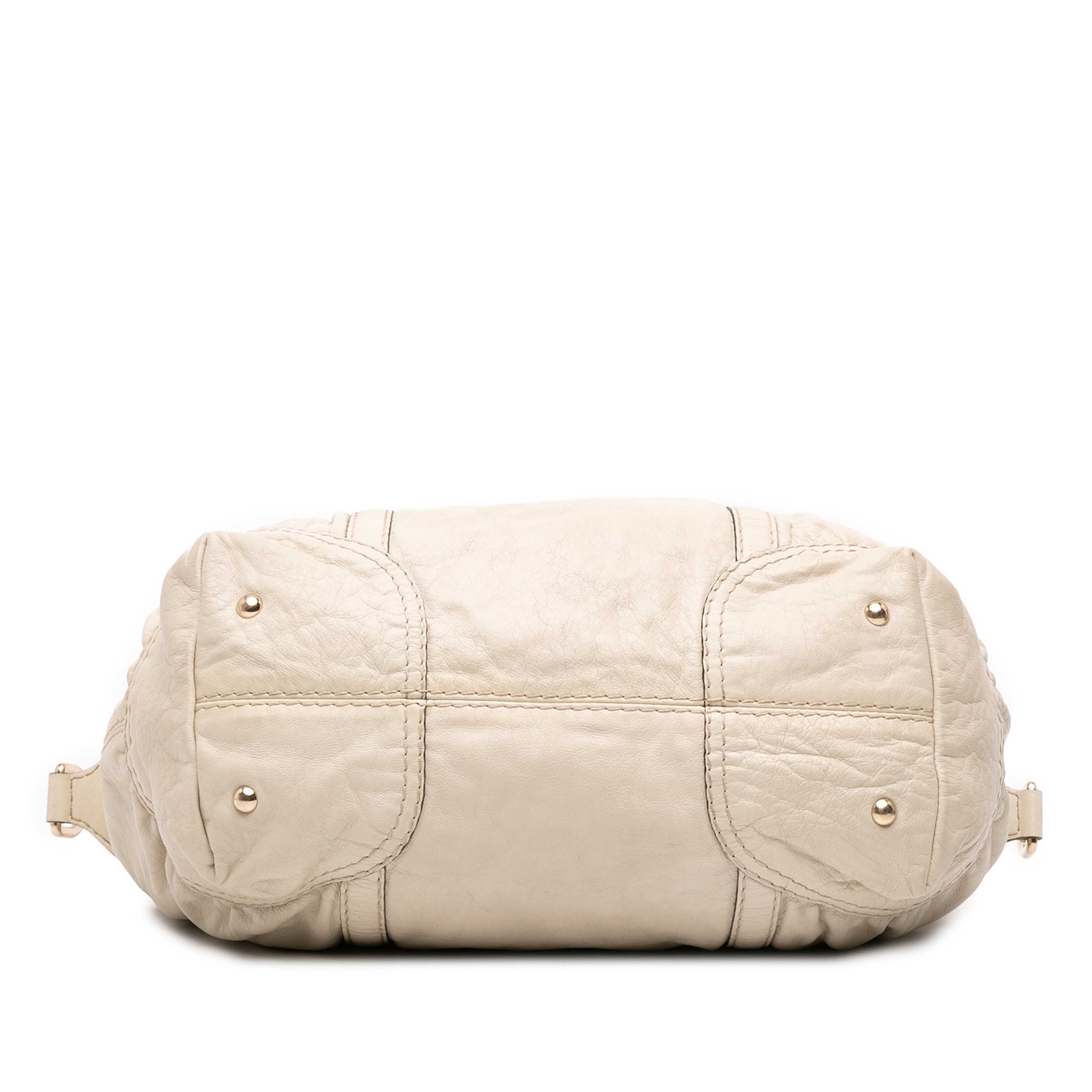 Gucci Leather Horsebit Nail Boston Bag, från Luxclusif, i färgen vit. Klicka för att öppna bilden i stort format