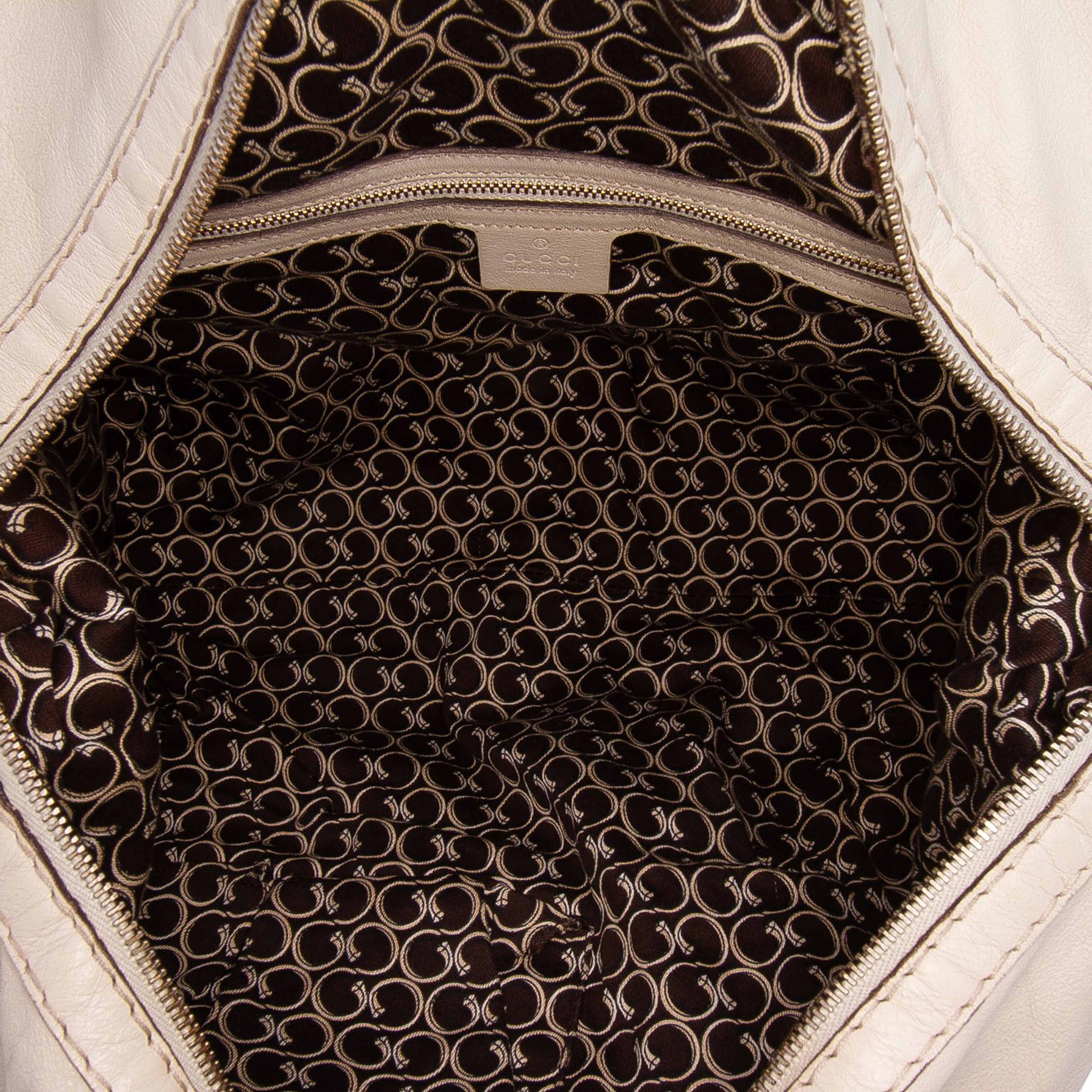 Gucci Leather Horsebit Nail Boston Bag, från Luxclusif, i färgen white. Klicka för att öppna bilden i stort format