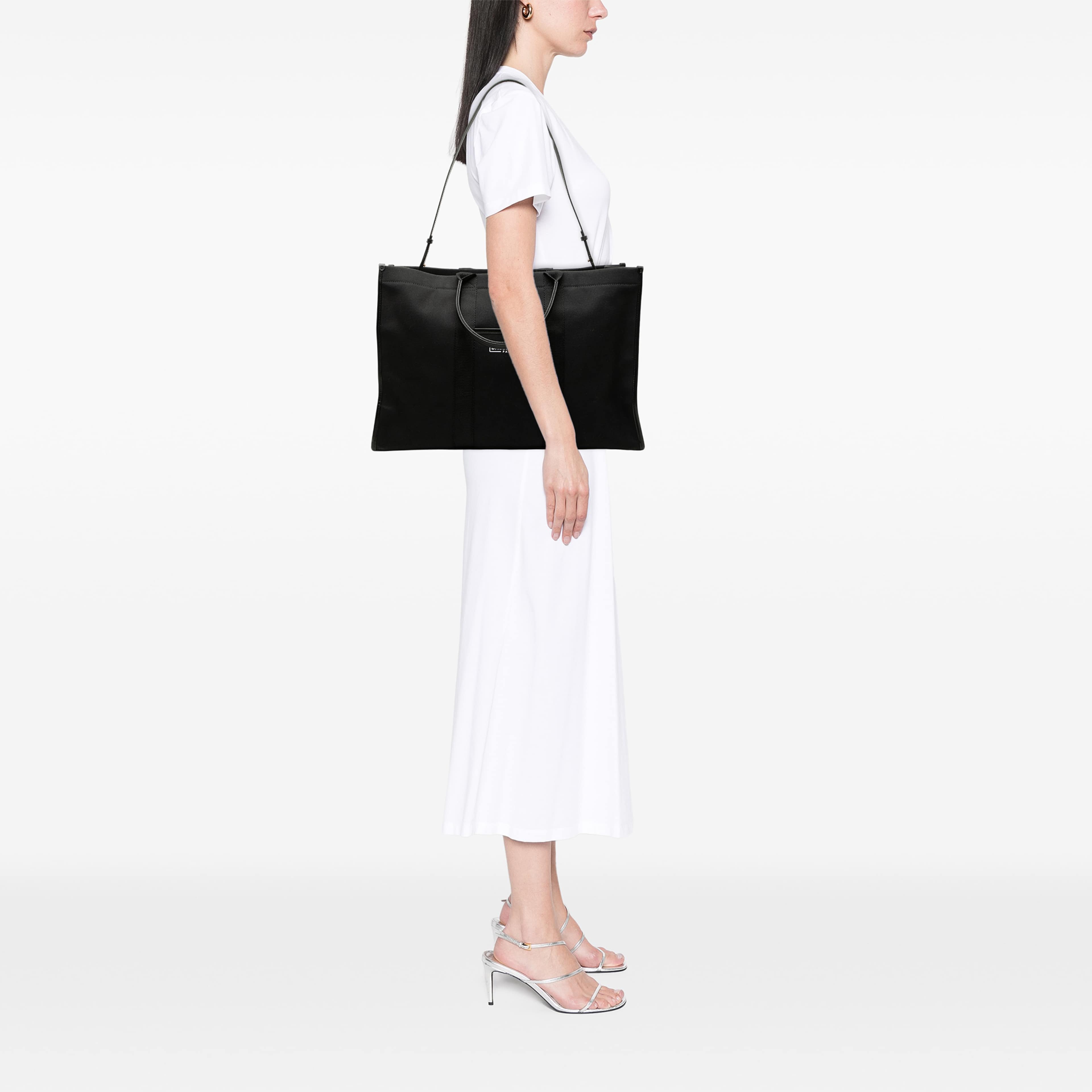 Balenciaga Large Canvas Hardware Tote, från Luxclusif, i färgen svart. Klicka för att öppna bilden i stort format