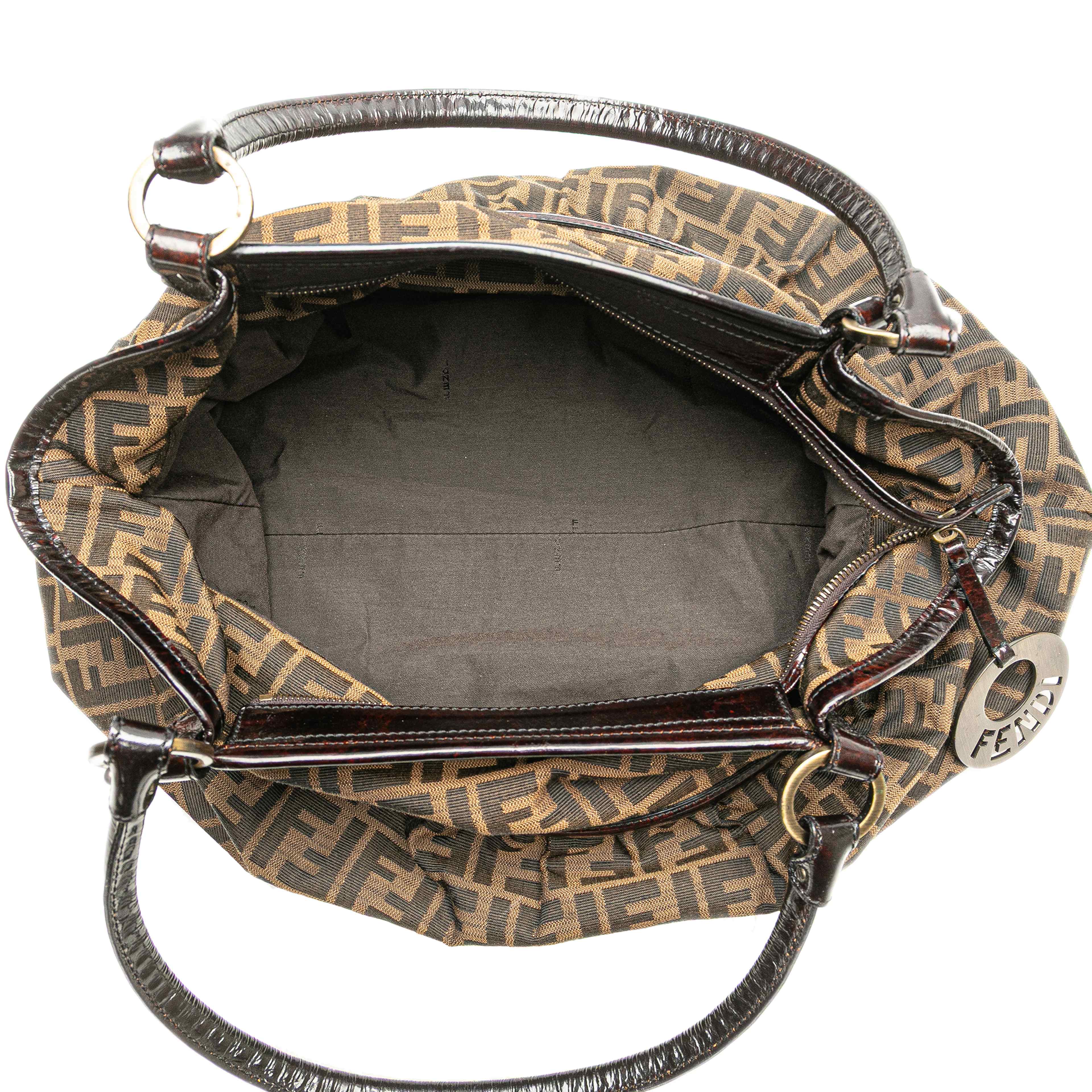 Fendi Large Zucca Canvas Chef Shoulder Bag, från Luxclusif, i färgen brown. Klicka för att öppna bilden i stort format