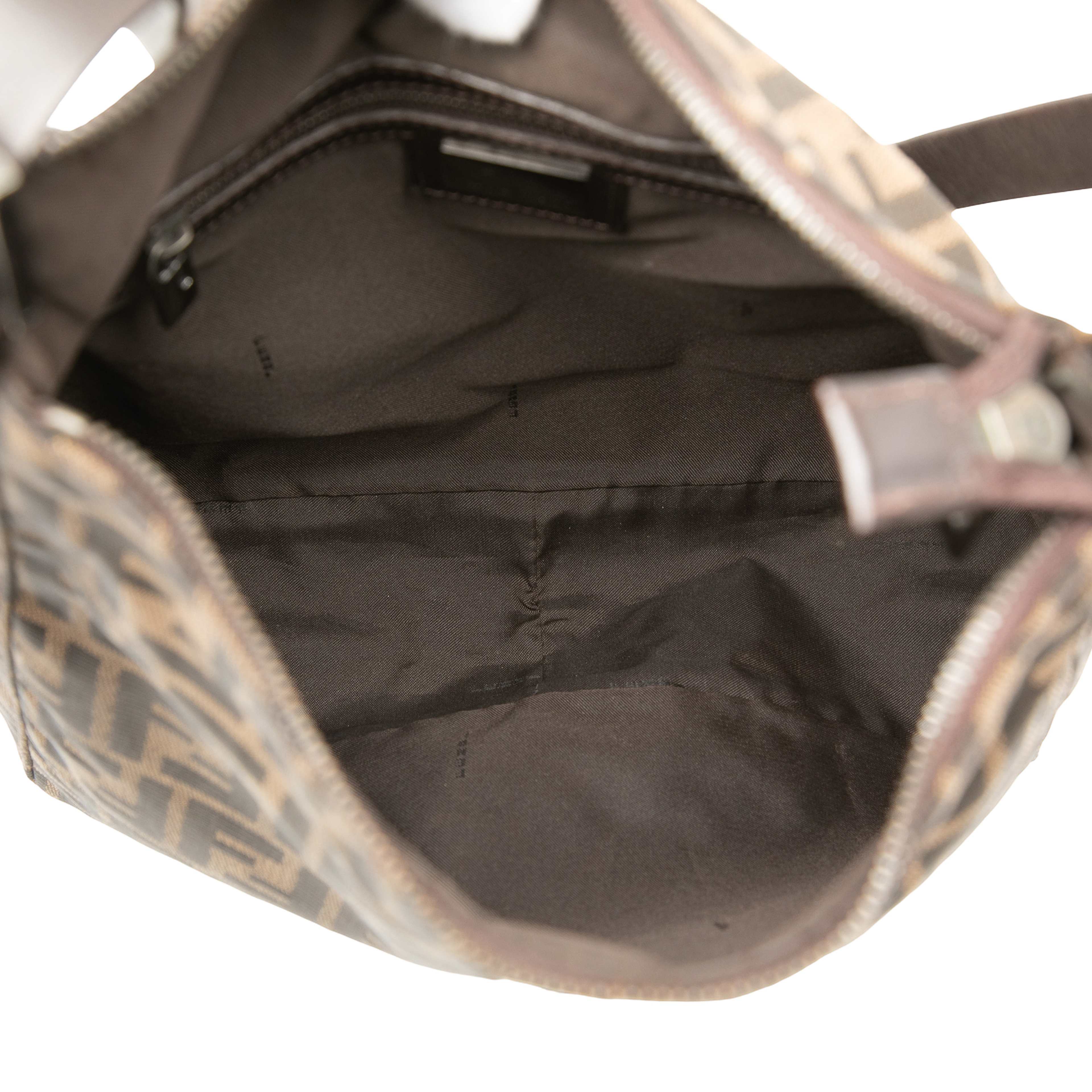 Fendi Zucca Canvas Shoulder Bag, från Luxclusif, i färgen brown. Klicka för att öppna bilden i stort format