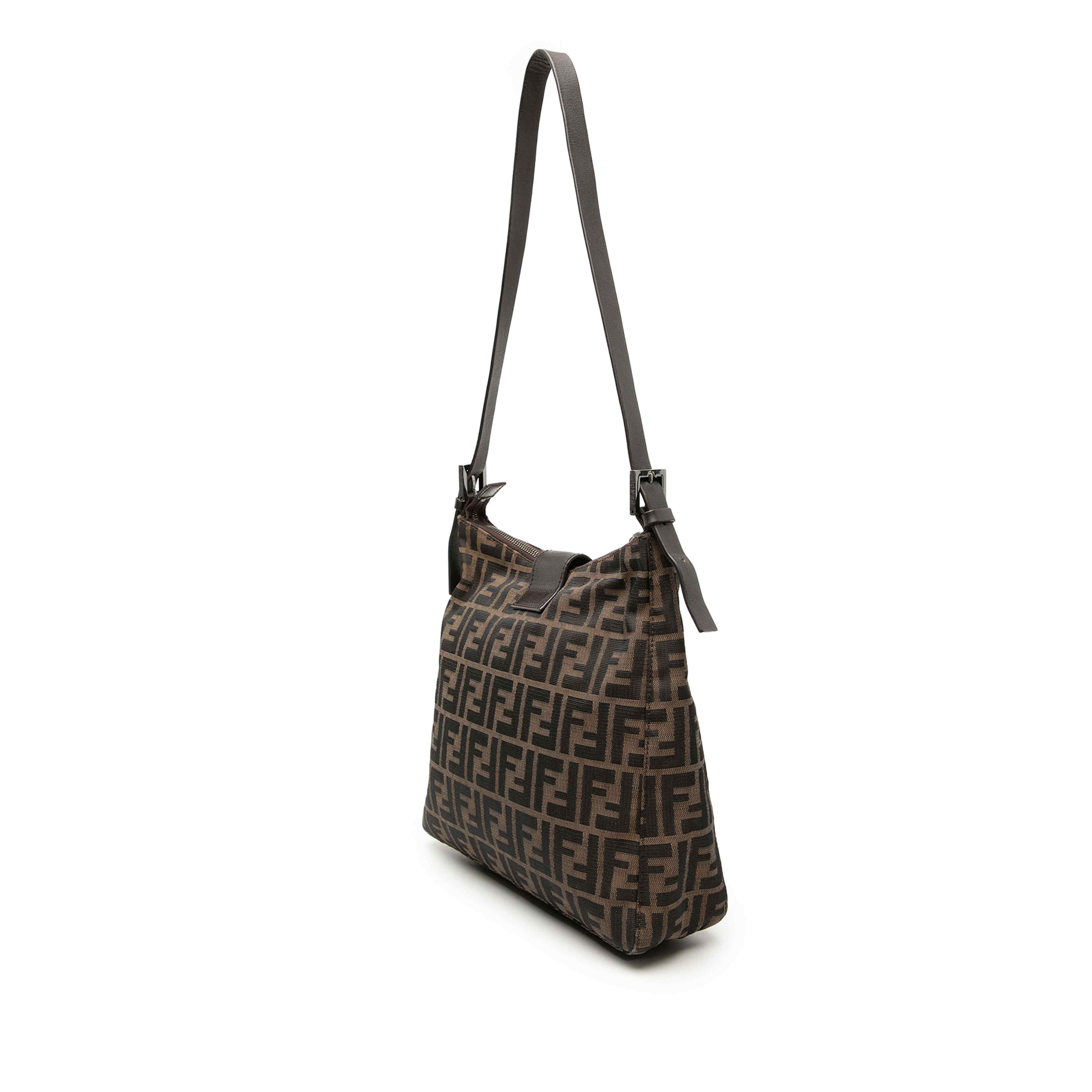 Fendi Zucca Canvas Shoulder Bag, från Luxclusif, i färgen brun. Klicka för att öppna bilden i stort format