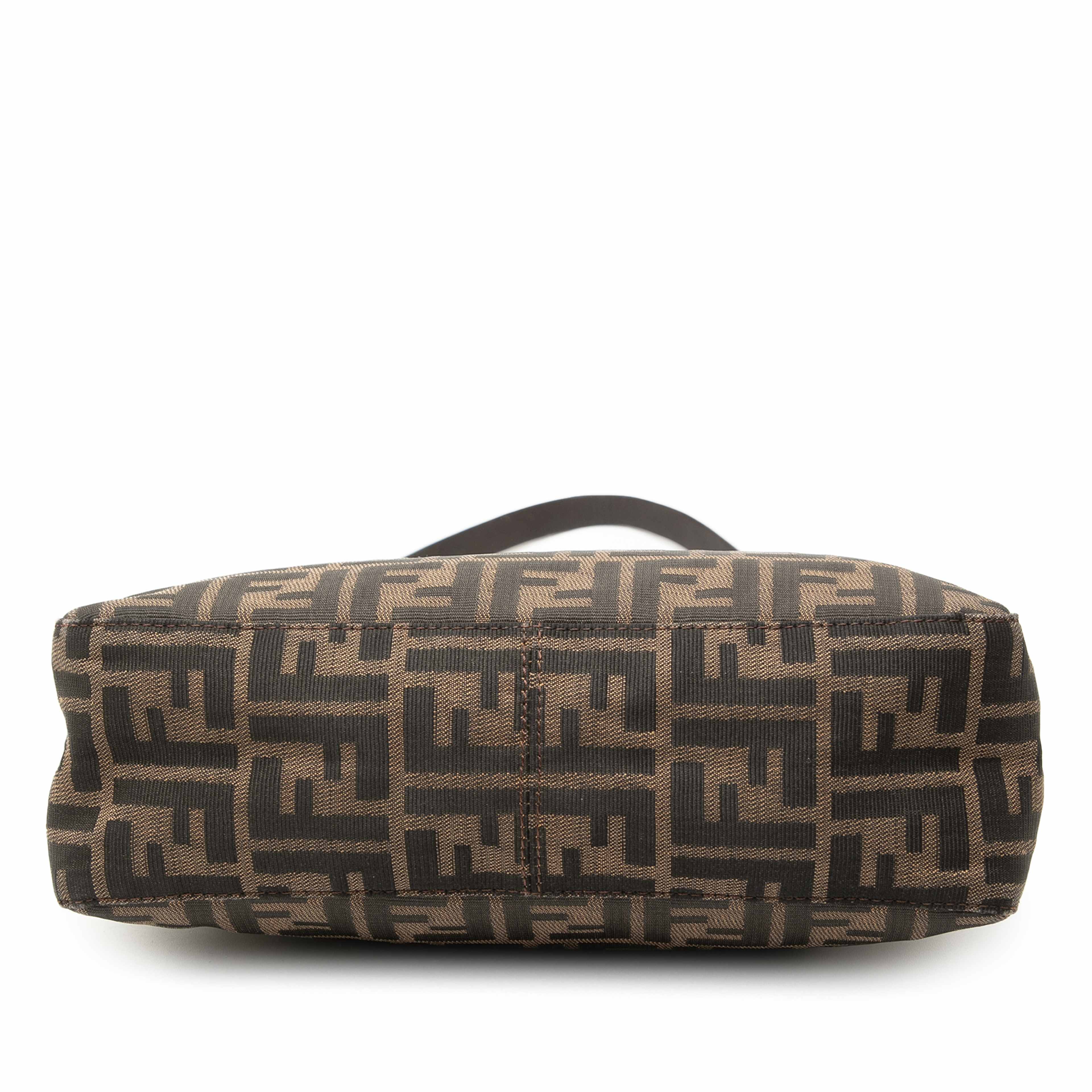 Fendi Zucca Canvas Shoulder Bag, från Luxclusif, i färgen brown. Klicka för att öppna bilden i stort format