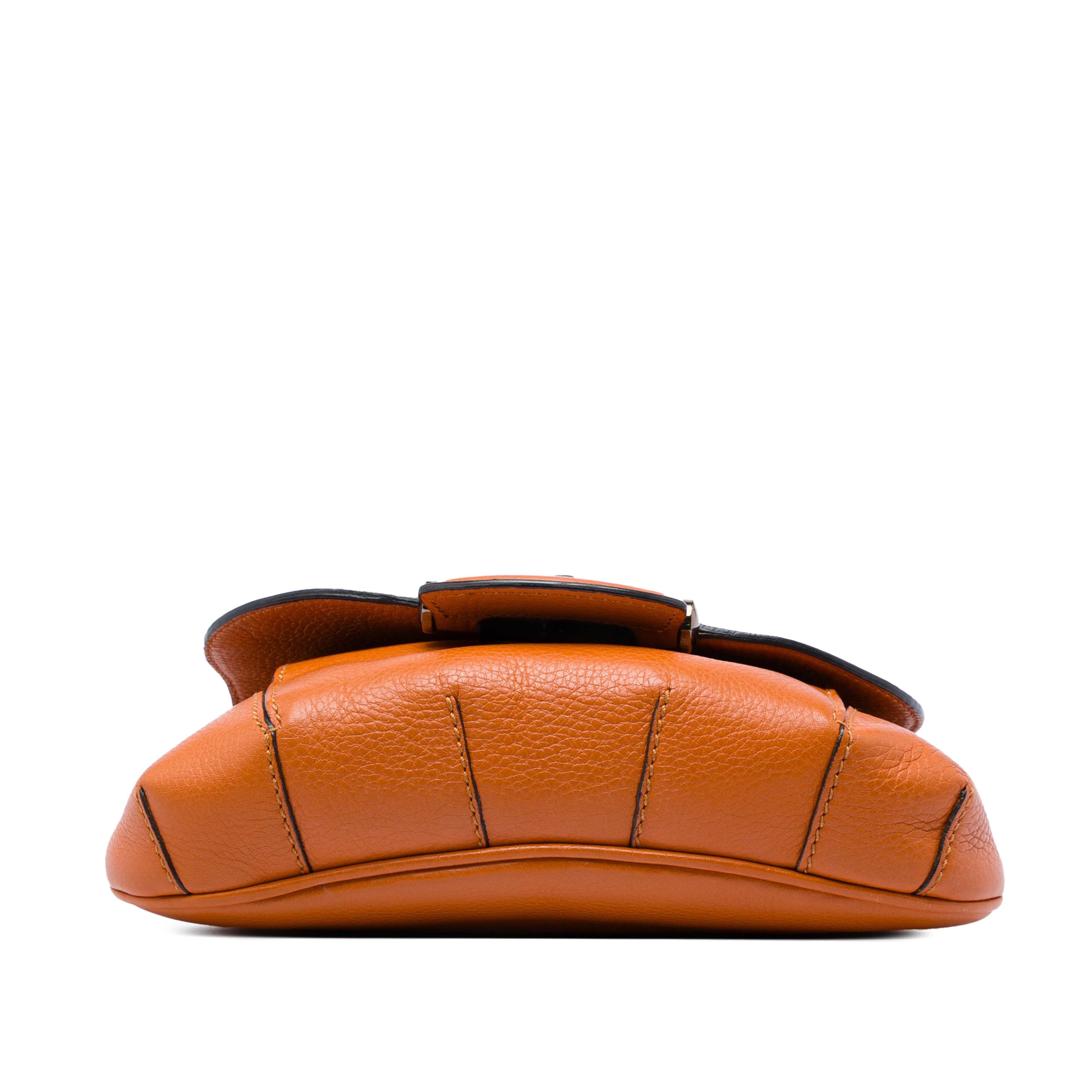 Gucci Small Calfskin Bamboo Nouveau Fringe Crossbody, från Luxclusif, i färgen orange. Klicka för att öppna bilden i stort format