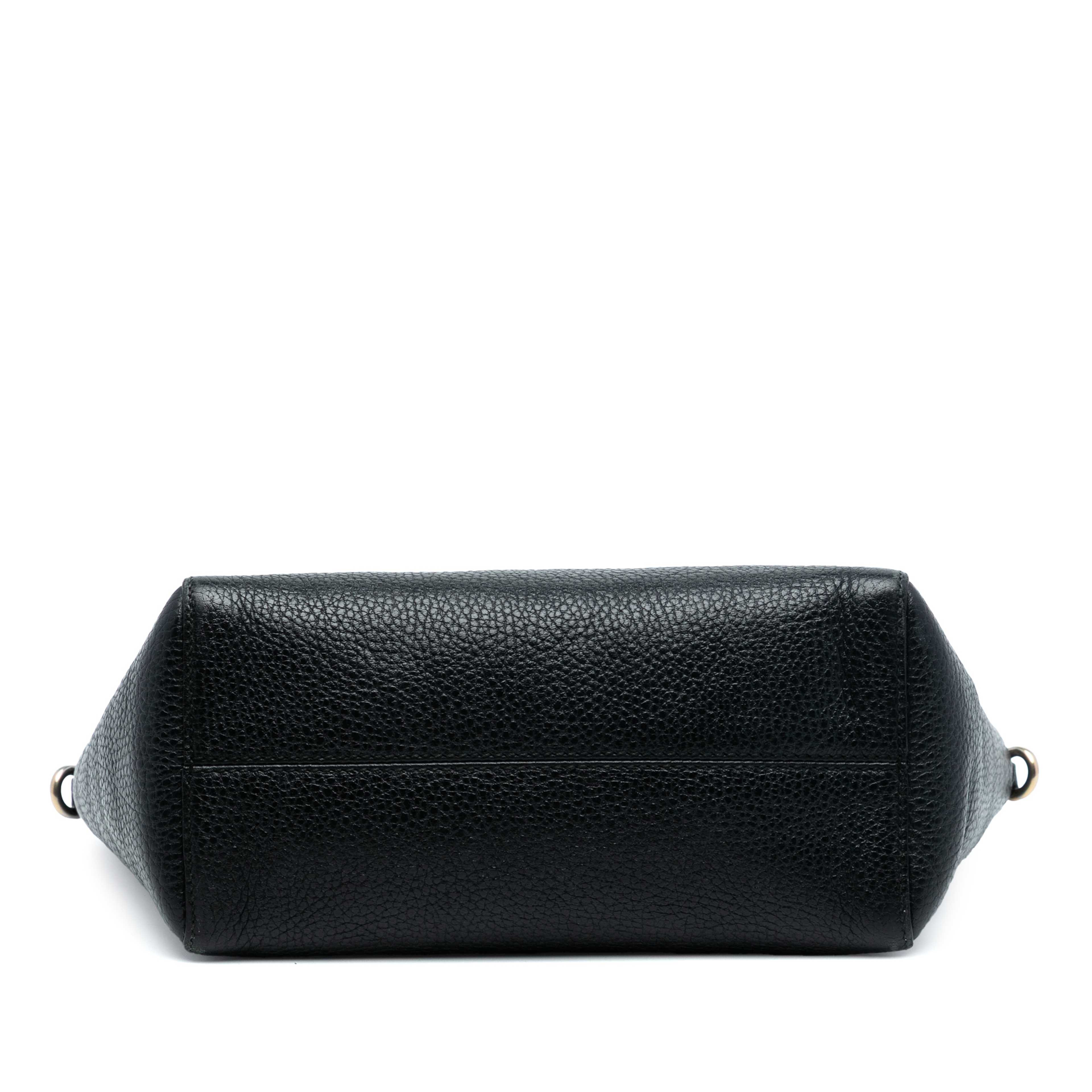 Gucci Mini Leather Swing Satchel, från Luxclusif, i färgen svart. Klicka för att öppna bilden i stort format