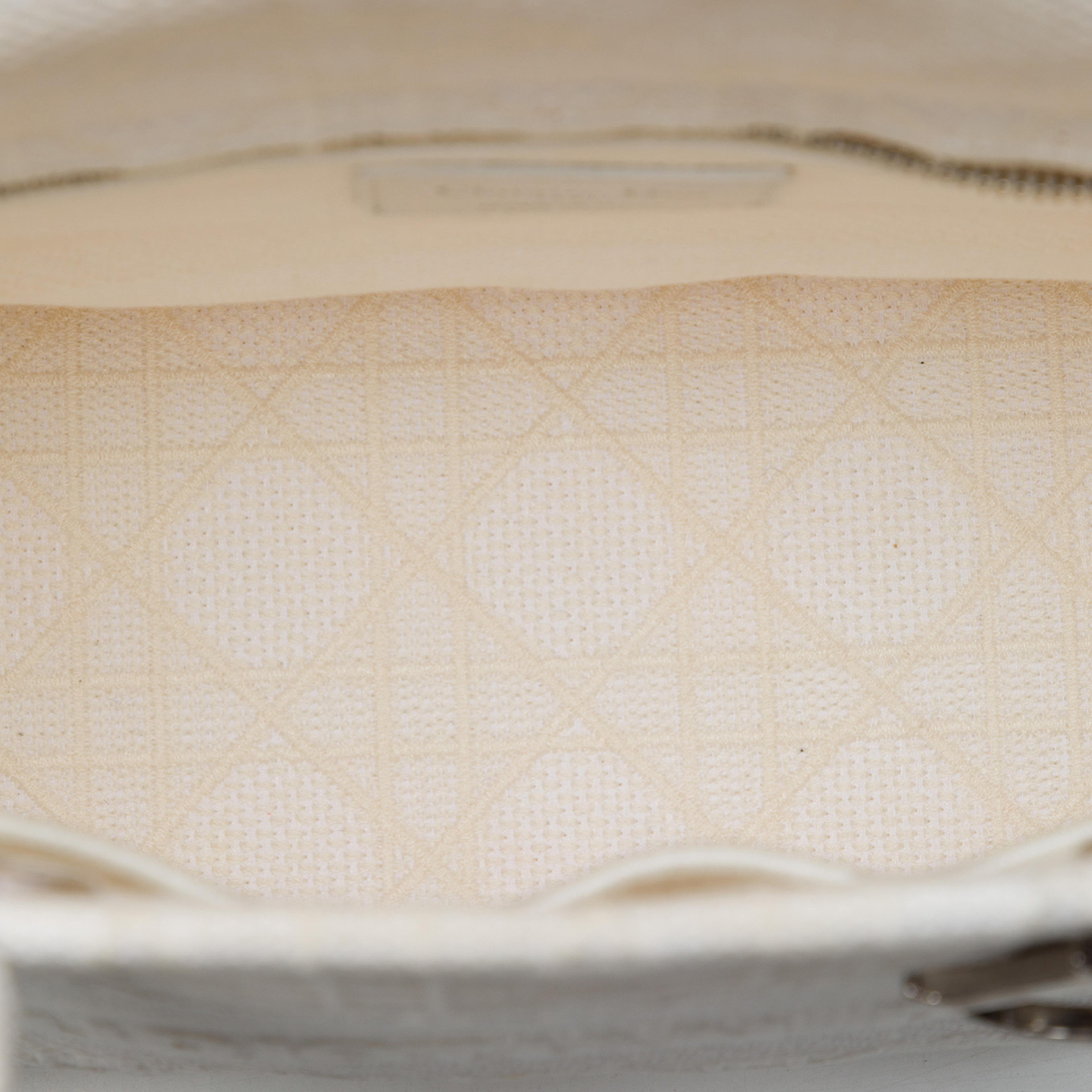 Dior Medium Embroidered Canvas Cannage Lady D Lite, från Luxclusif, i färgen vit. Klicka för att öppna bilden i stort format