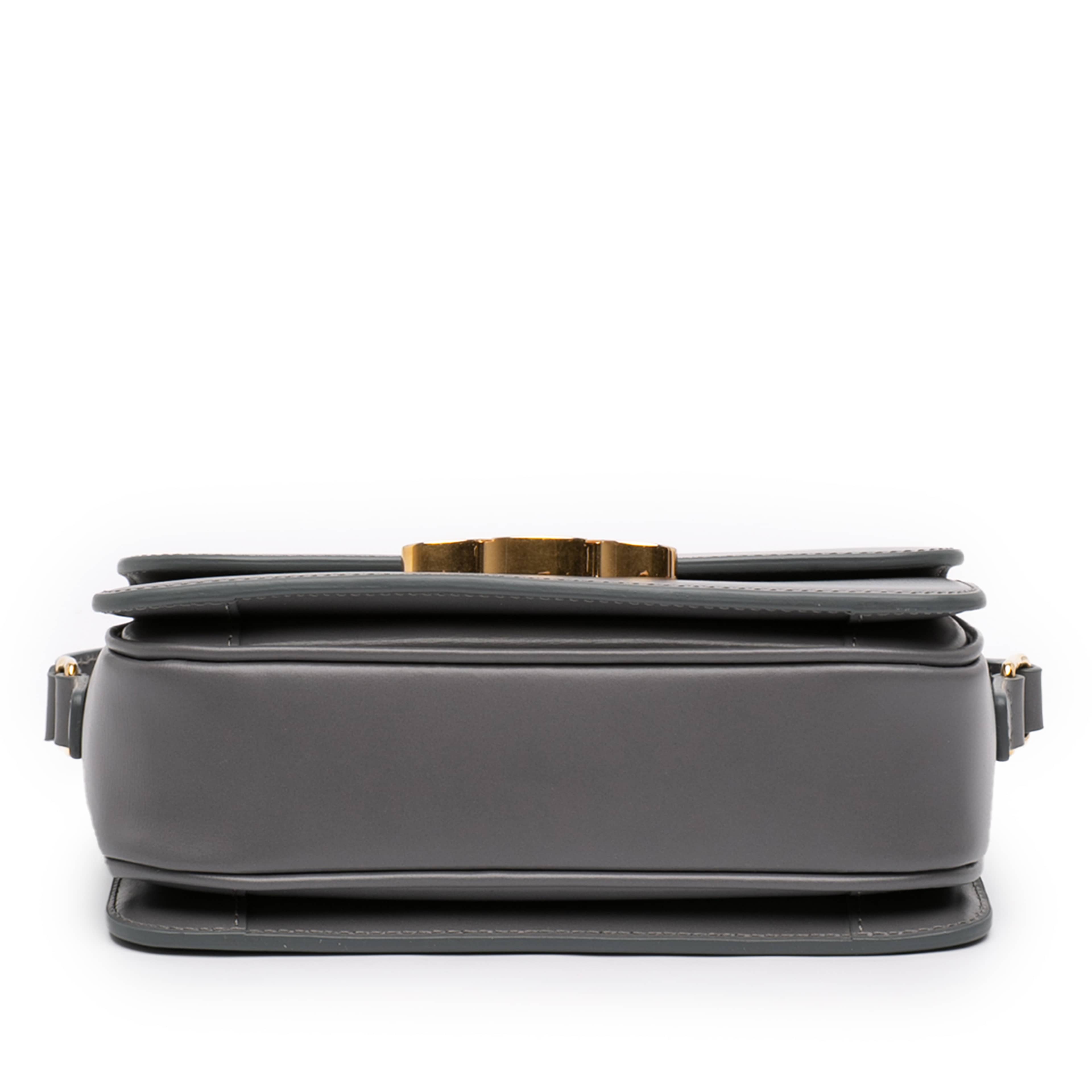 Celine Teen Shiny Calfskin Triomphe Crossbody, från Luxclusif, i färgen gray. Klicka för att öppna bilden i stort format