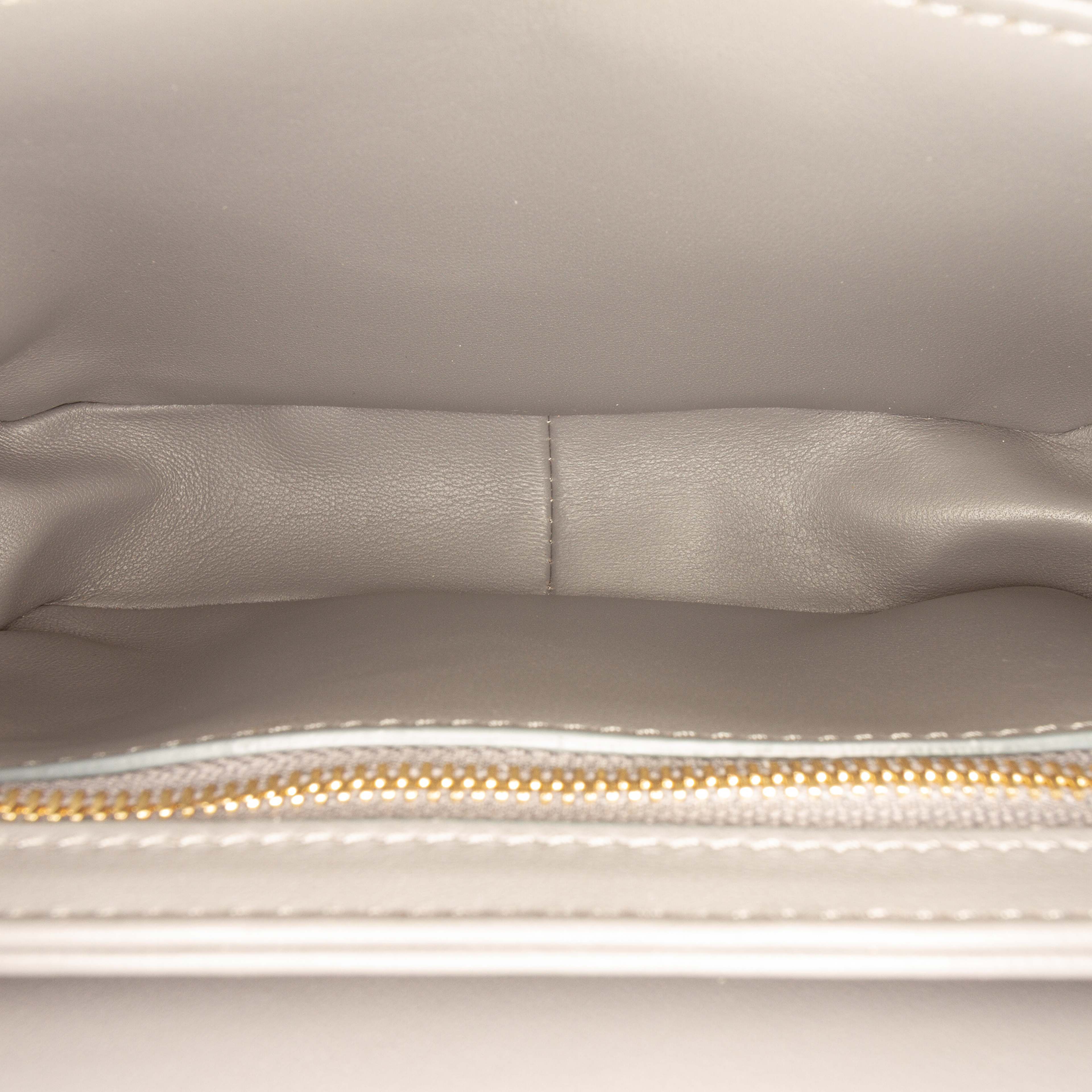 Celine Teen Shiny Calfskin Triomphe Crossbody, från Luxclusif, i färgen gray. Klicka för att öppna bilden i stort format