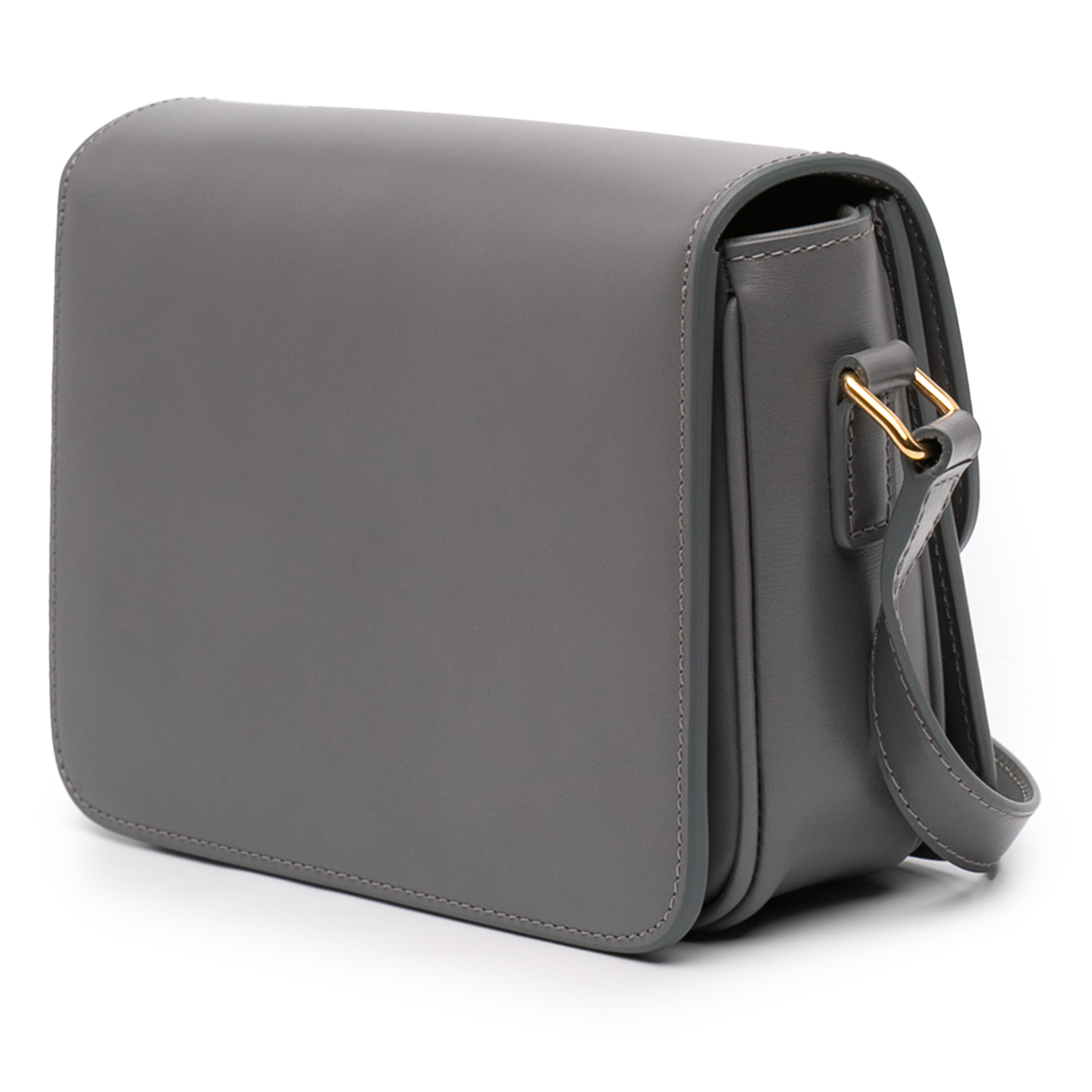 Celine Teen Shiny Calfskin Triomphe Crossbody, från Luxclusif, i färgen gray. Klicka för att öppna bilden i stort format