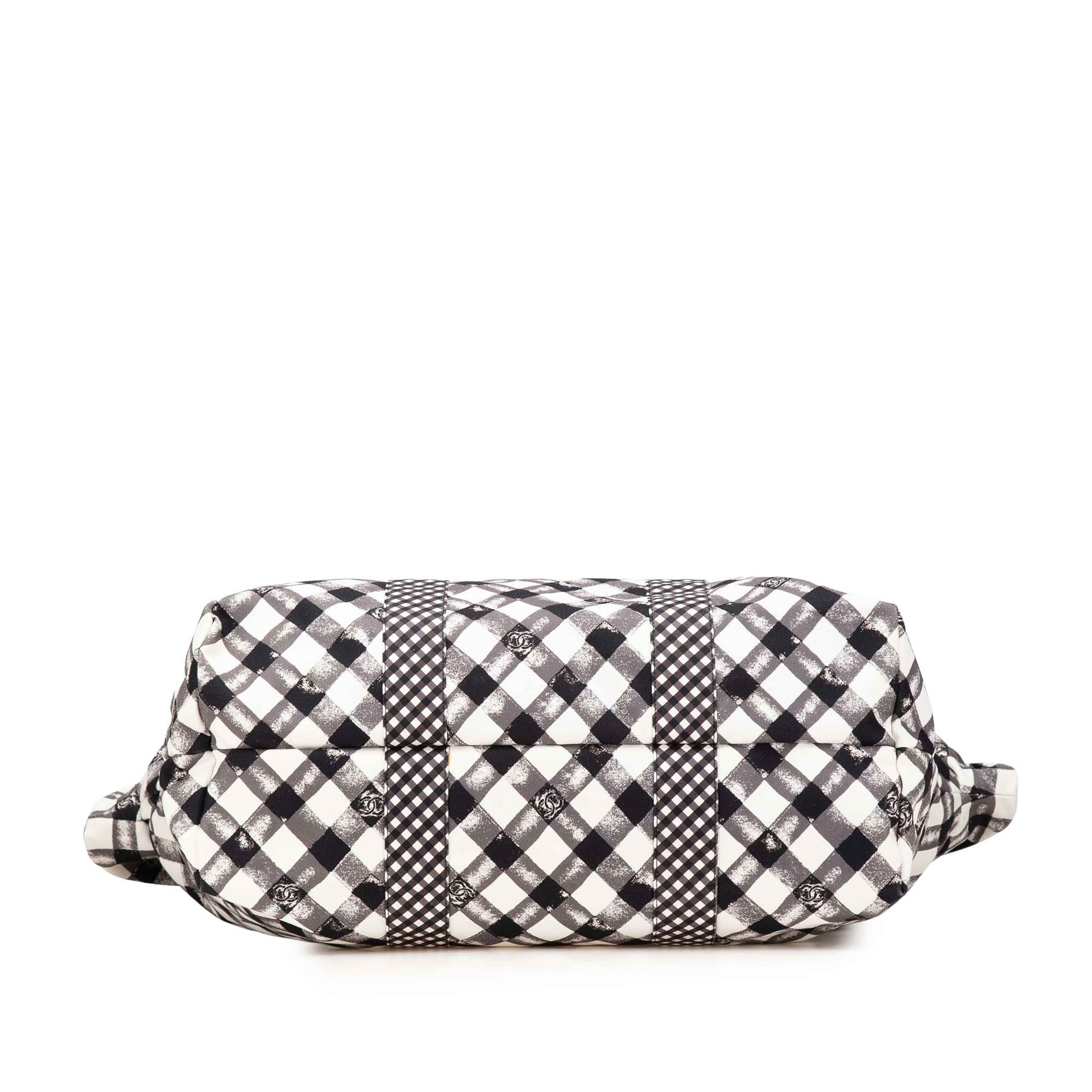 Chanel Printed Canvas Gingham Weekender Tote, från Luxclusif, i färgen svart. Klicka för att öppna bilden i stort format