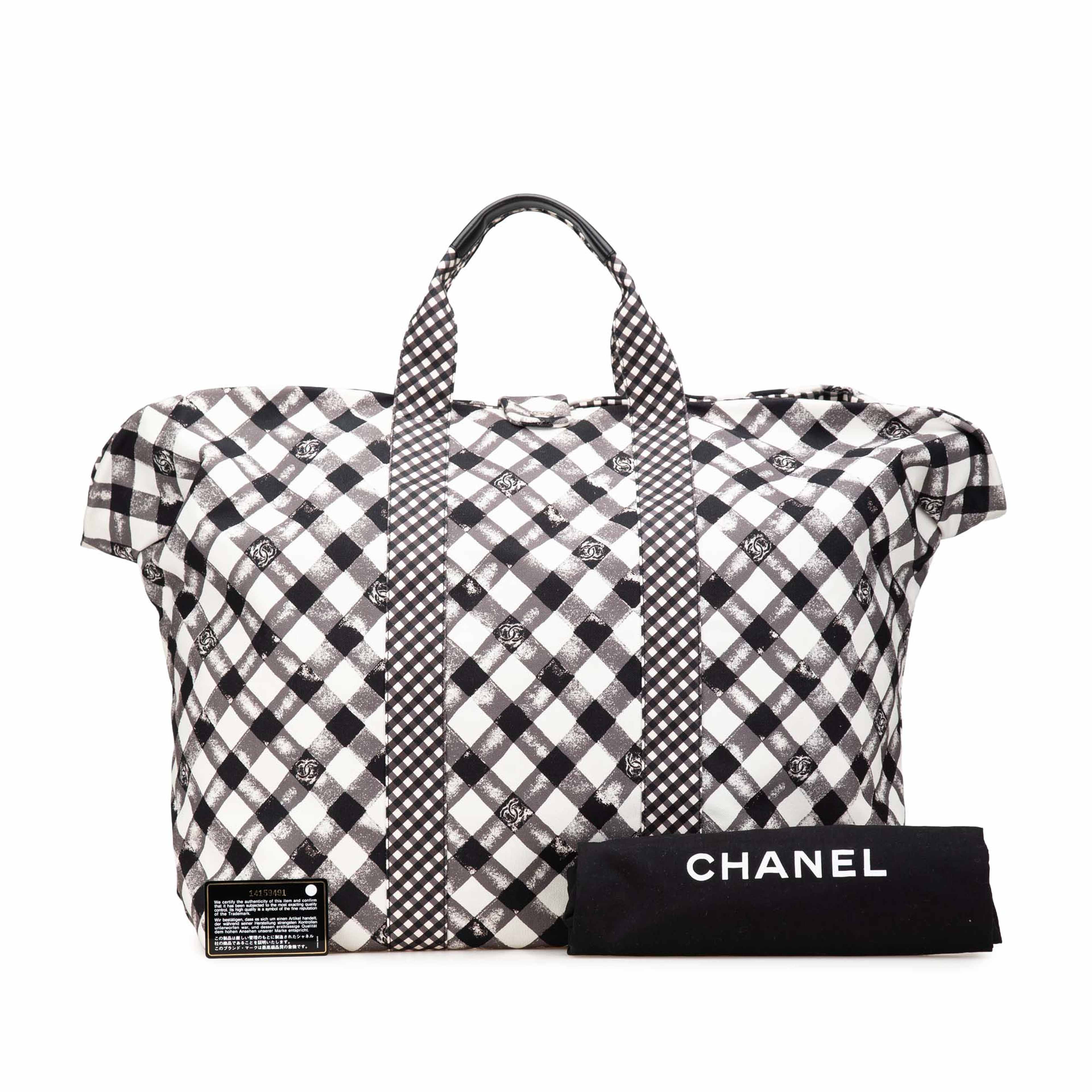 Chanel Printed Canvas Gingham Weekender Tote, från Luxclusif, i färgen svart. Klicka för att öppna bilden i stort format