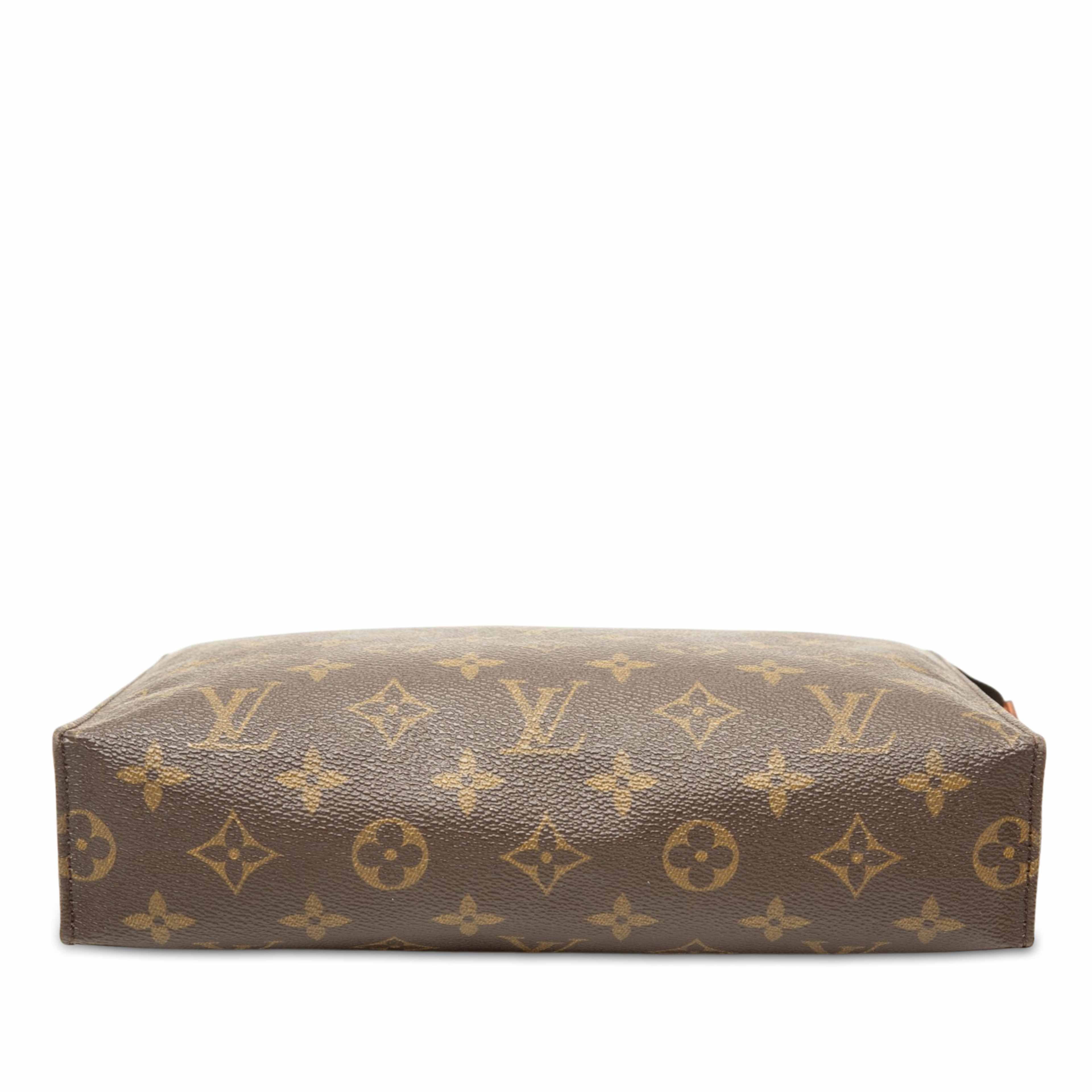Louis Vuitton Monogram Toiletry Pouch 26, från Luxclusif, i färgen brun. Klicka för att öppna bilden i stort format