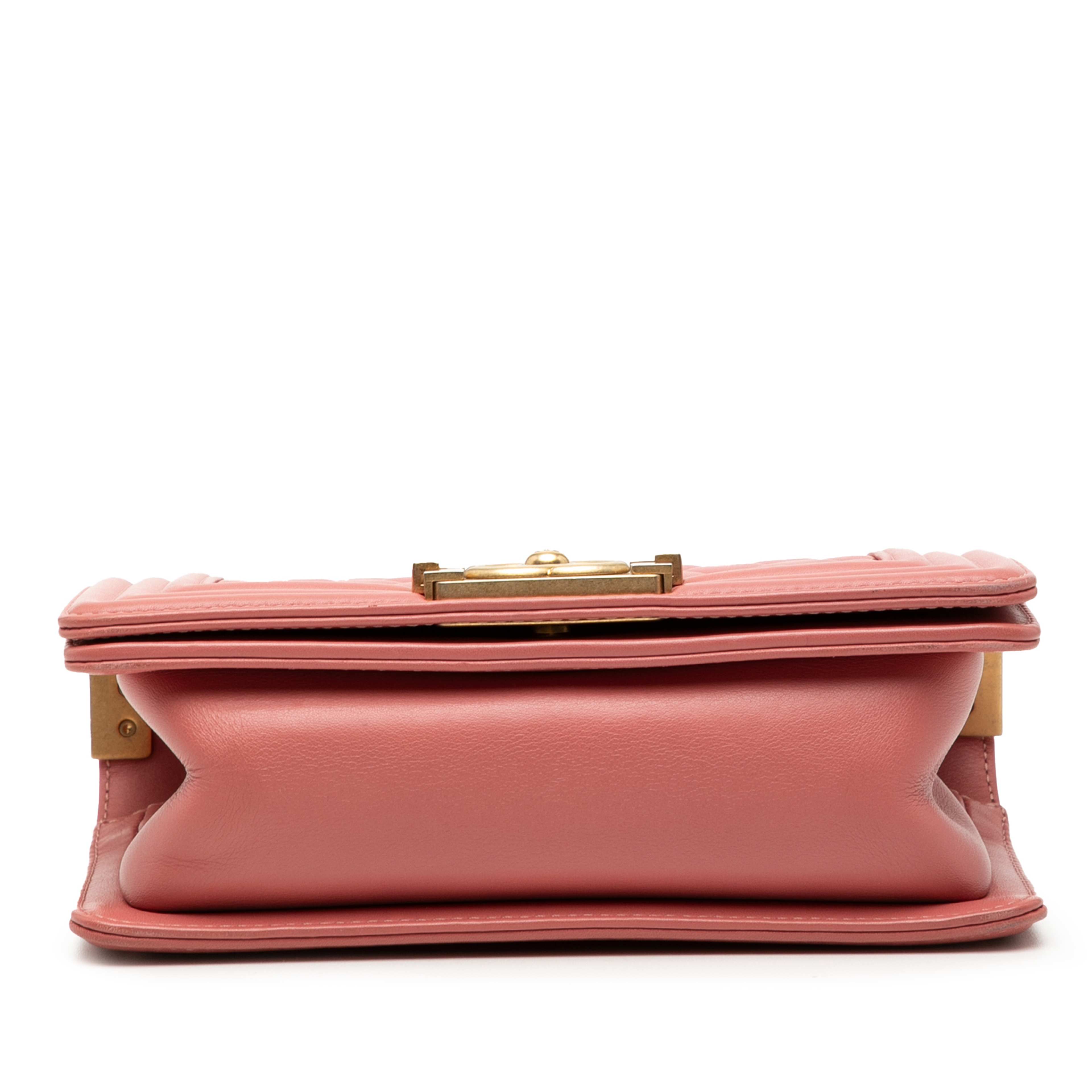 Chanel Small Quilted Lambskin Boy Flap, från Luxclusif, i färgen blush. Klicka för att öppna bilden i stort format