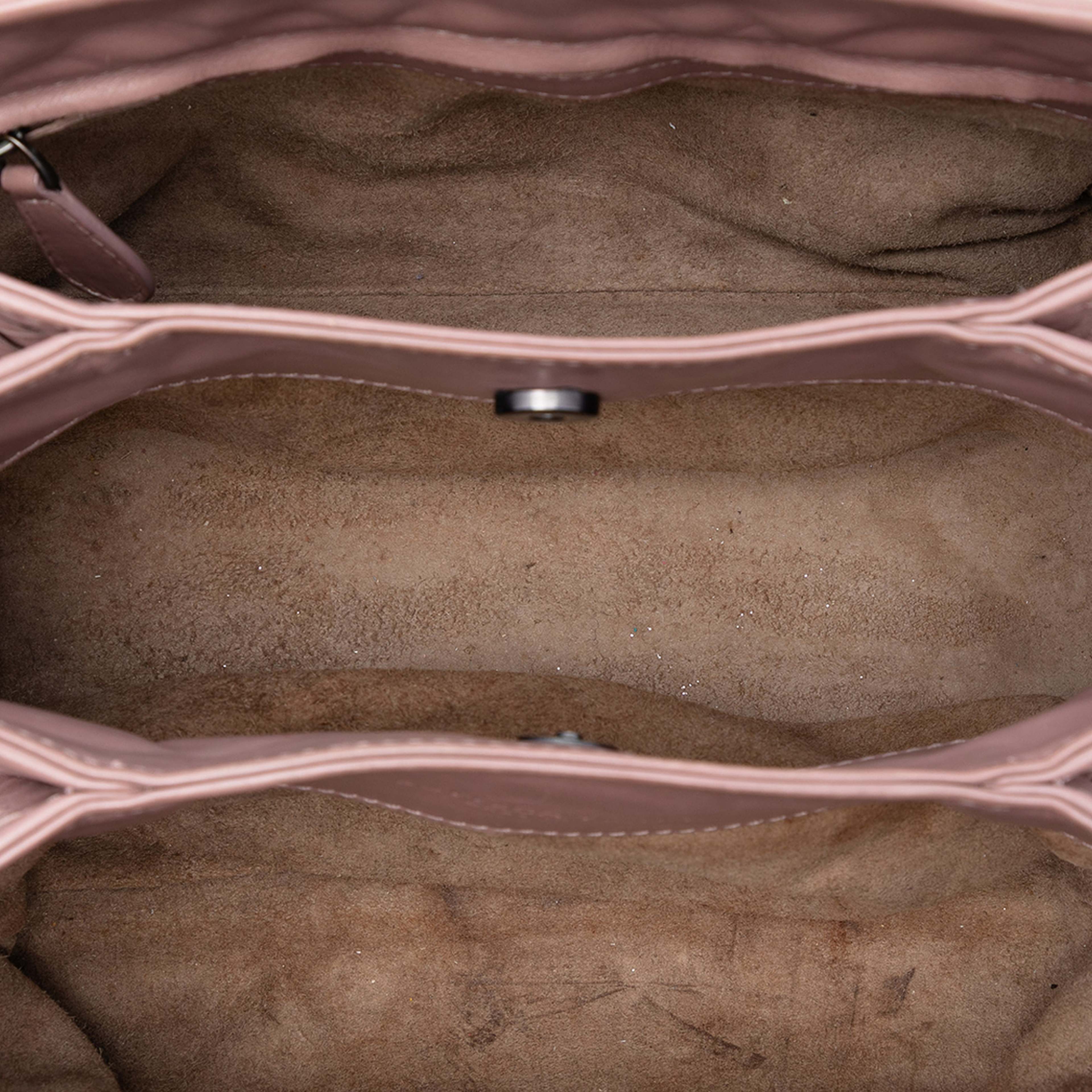 Bottega Veneta Mini Nappa Intrecciato Roma Satchel, från Luxclusif, i färgen light pink. Klicka för att öppna bilden i stort format