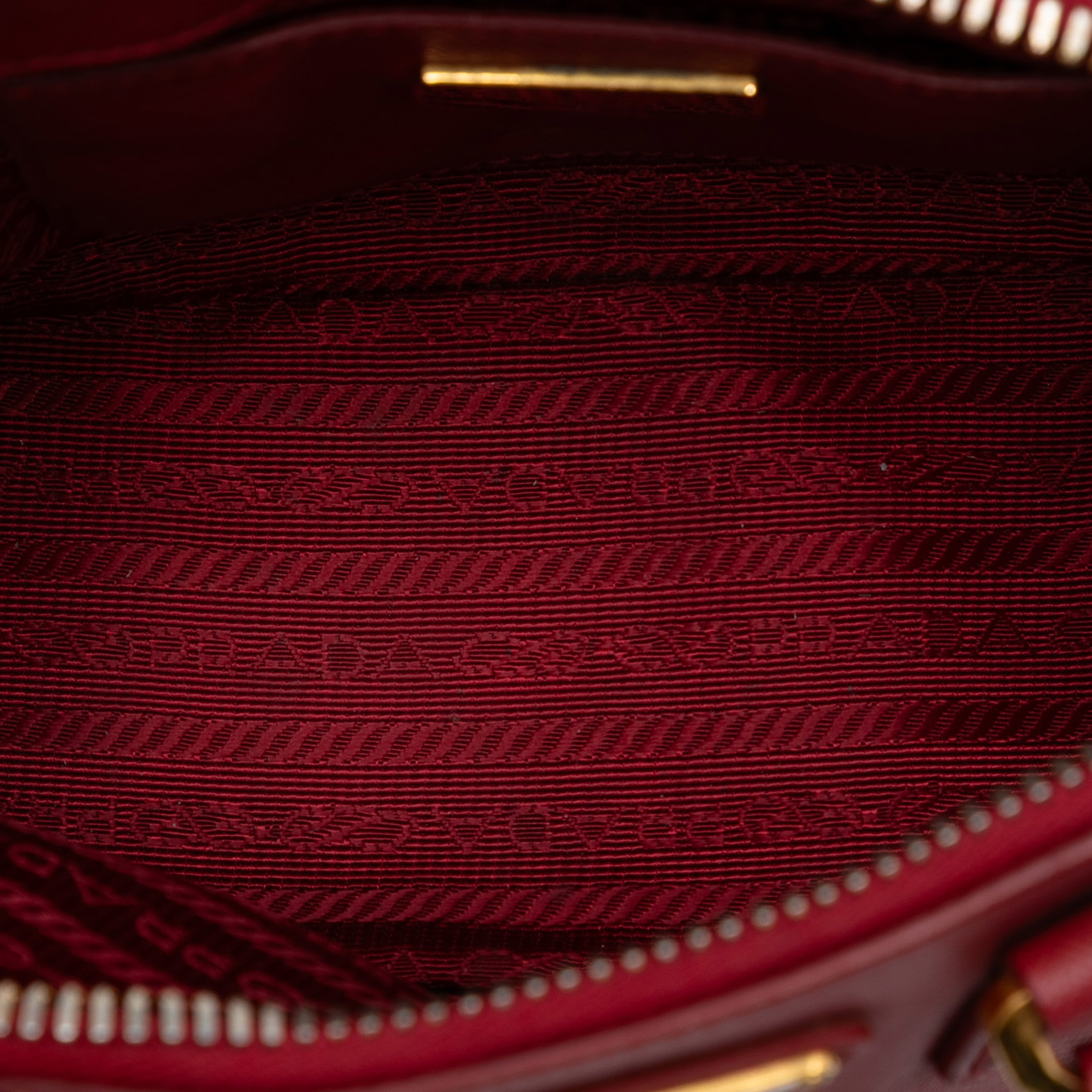 Prada Mini Saffiano Lux Promenade Satchel, från Luxclusif, i färgen red. Klicka för att öppna bilden i stort format