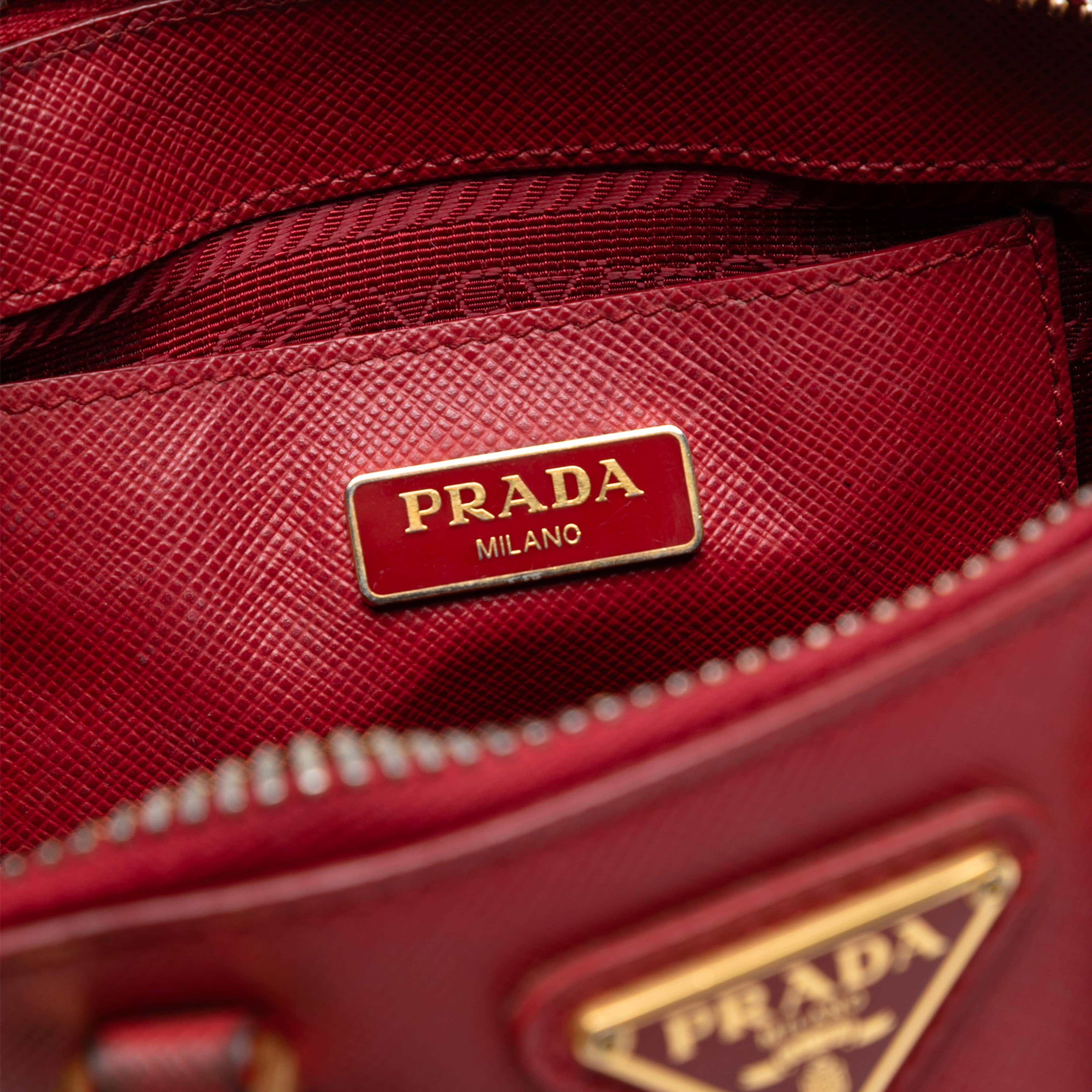 Prada Mini Saffiano Lux Promenade Satchel, från Luxclusif, i färgen red. Klicka för att öppna bilden i stort format