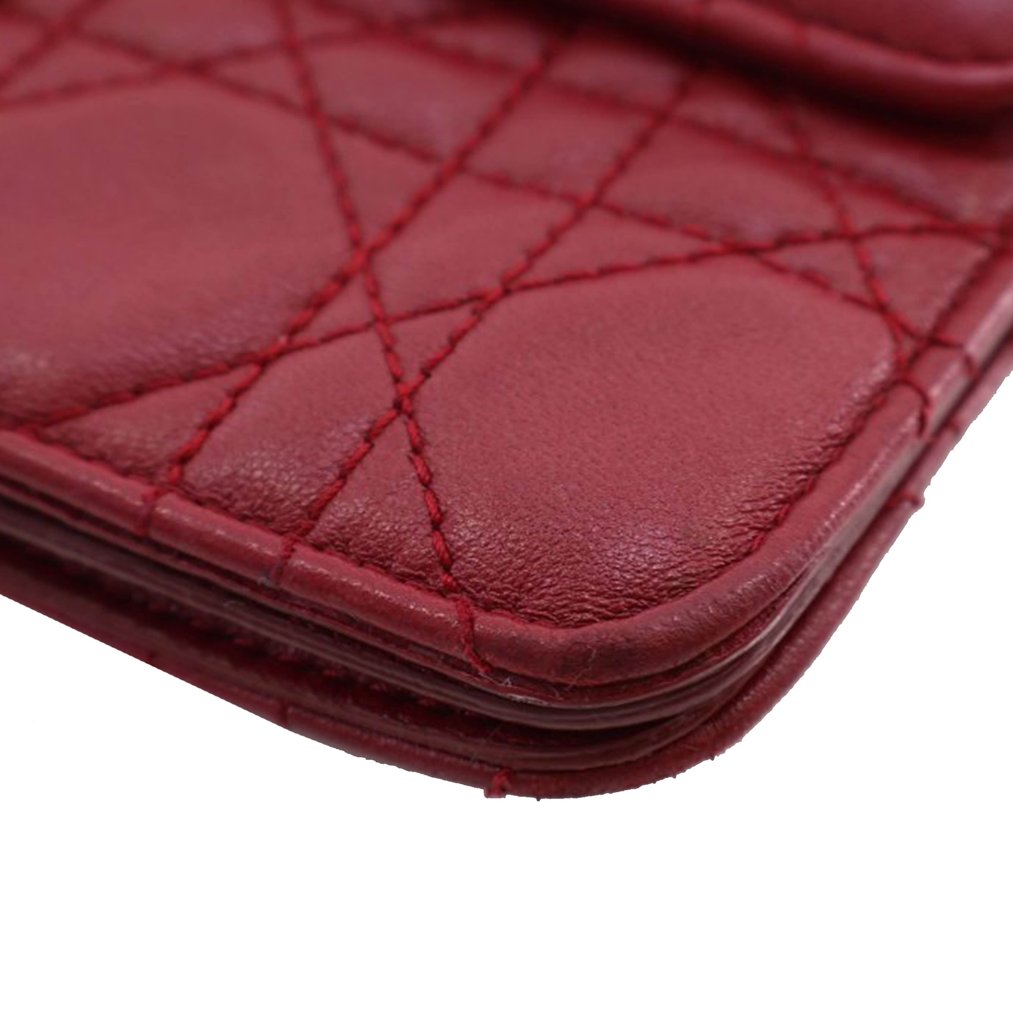 Dior Lambskin Cannage Dioraddict Wristlet Clutch, från Luxclusif, i färgen röd. Klicka för att öppna bilden i stort format