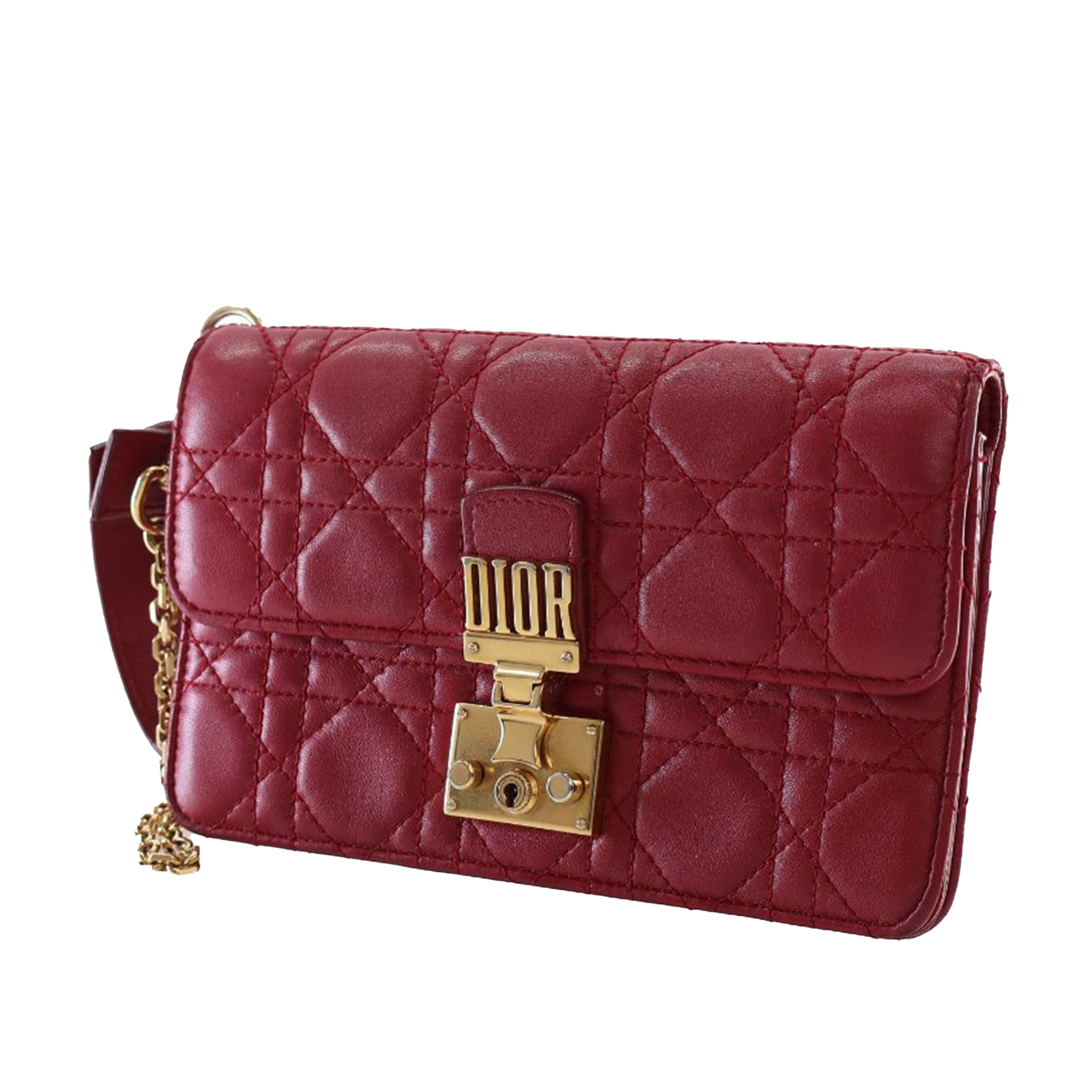 Dior Lambskin Cannage Dioraddict Wristlet Clutch, från Luxclusif, i färgen röd. Klicka för att öppna bilden i stort format
