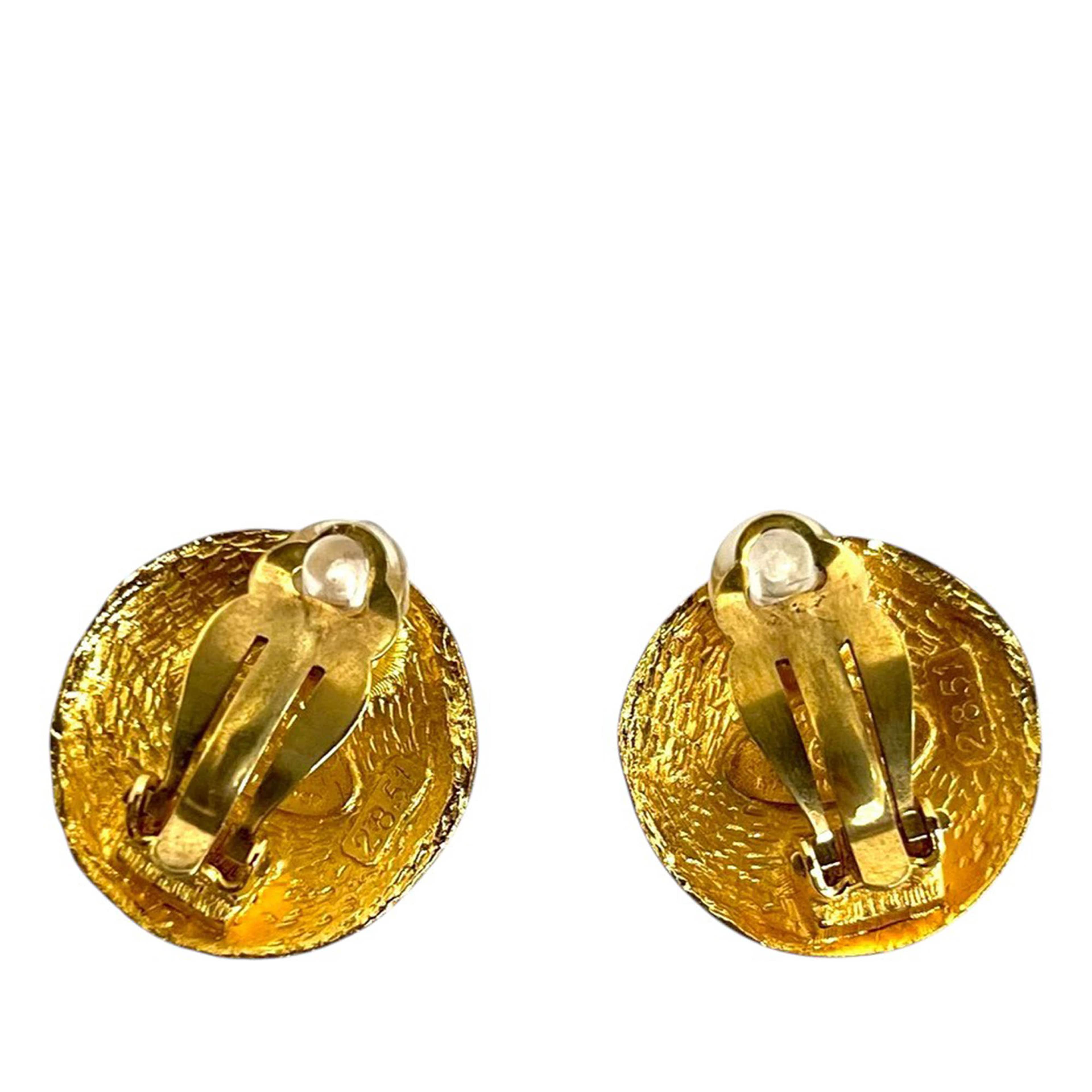 Chanel Cc Gold Plated Round Clip On Earrings, från Luxclusif, i färgen gold. Klicka för att öppna bilden i stort format