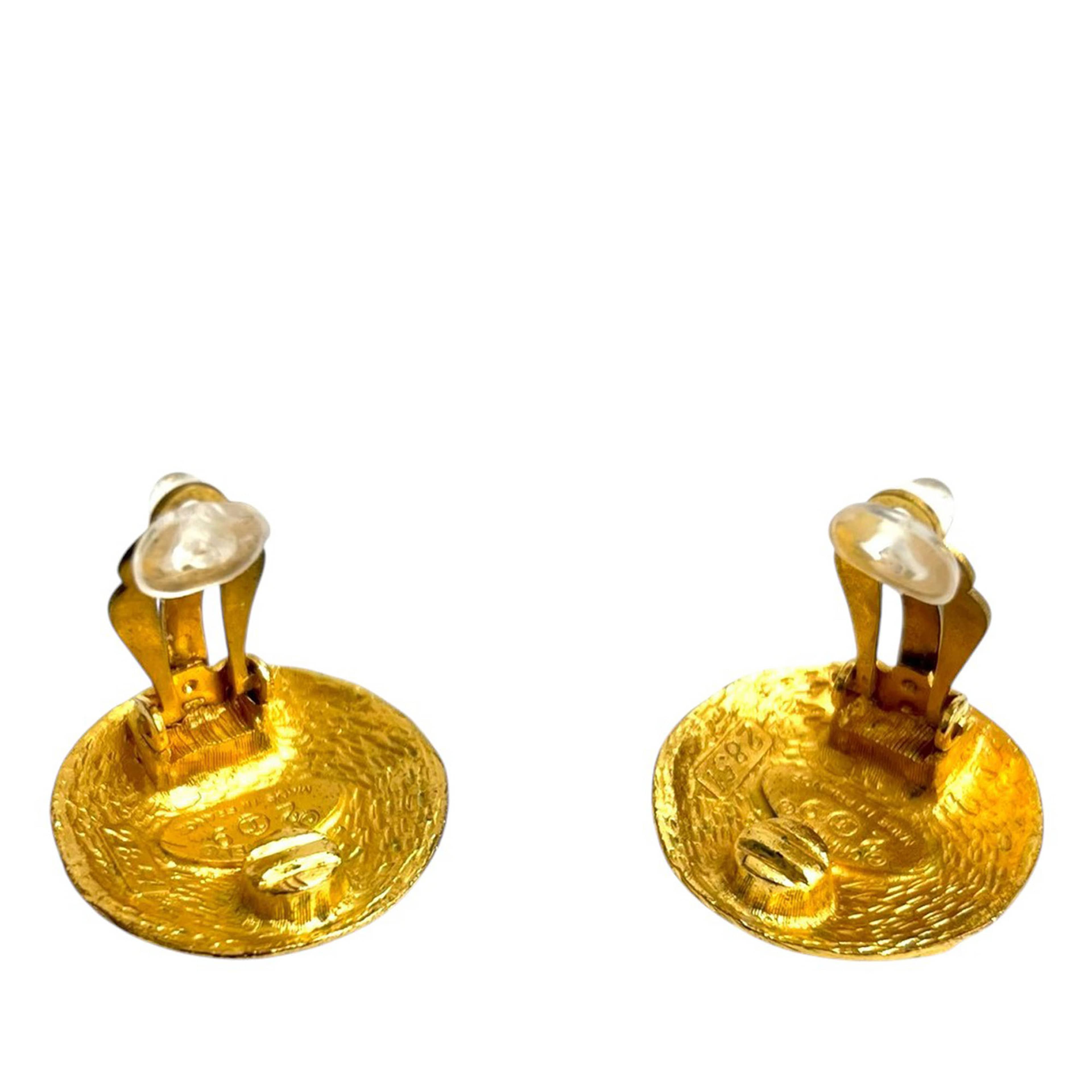 Chanel Cc Gold Plated Round Clip On Earrings, från Luxclusif, i färgen gold. Klicka för att öppna bilden i stort format