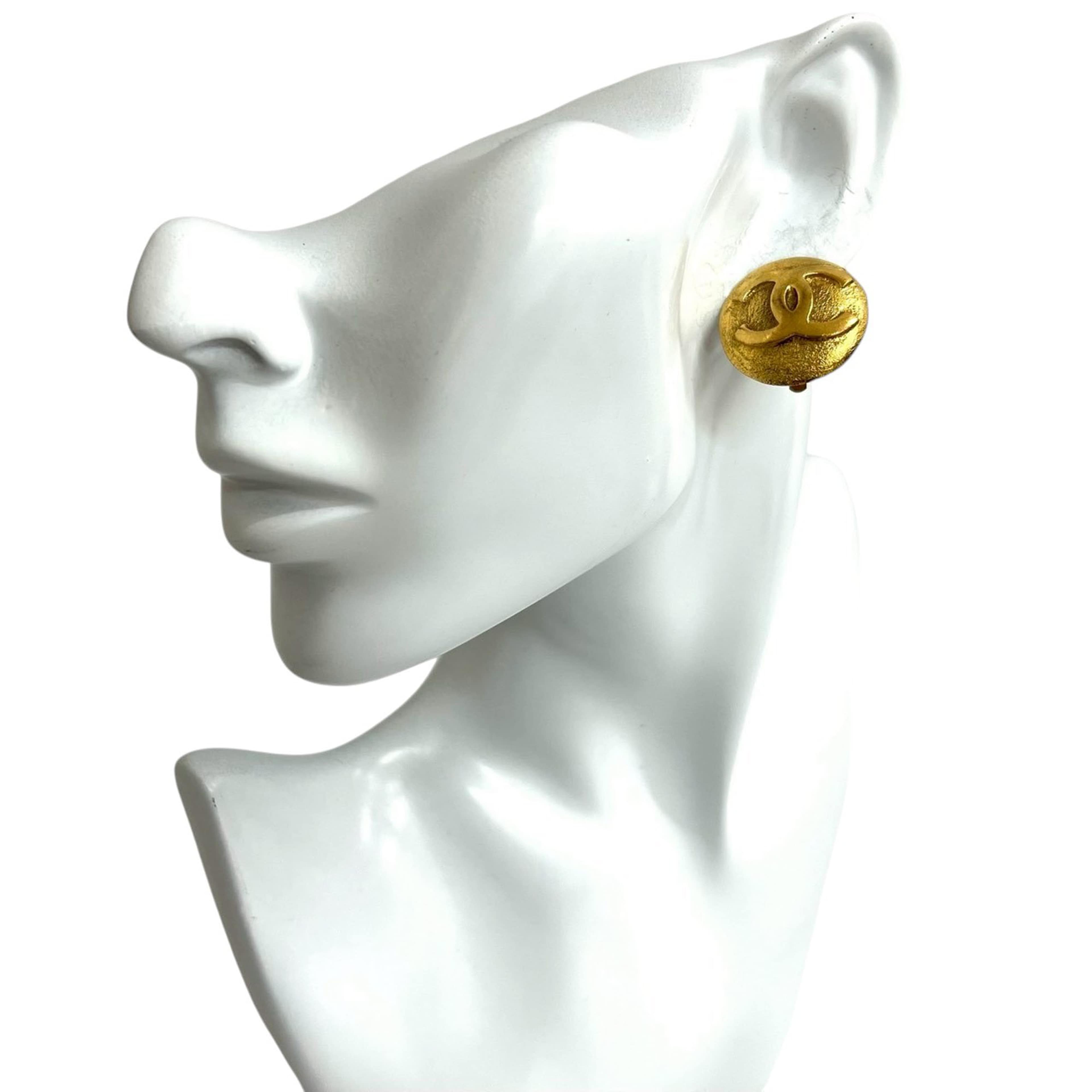 Chanel Cc Gold Plated Round Clip On Earrings, från Luxclusif, i färgen guld. Klicka för att öppna bilden i stort format