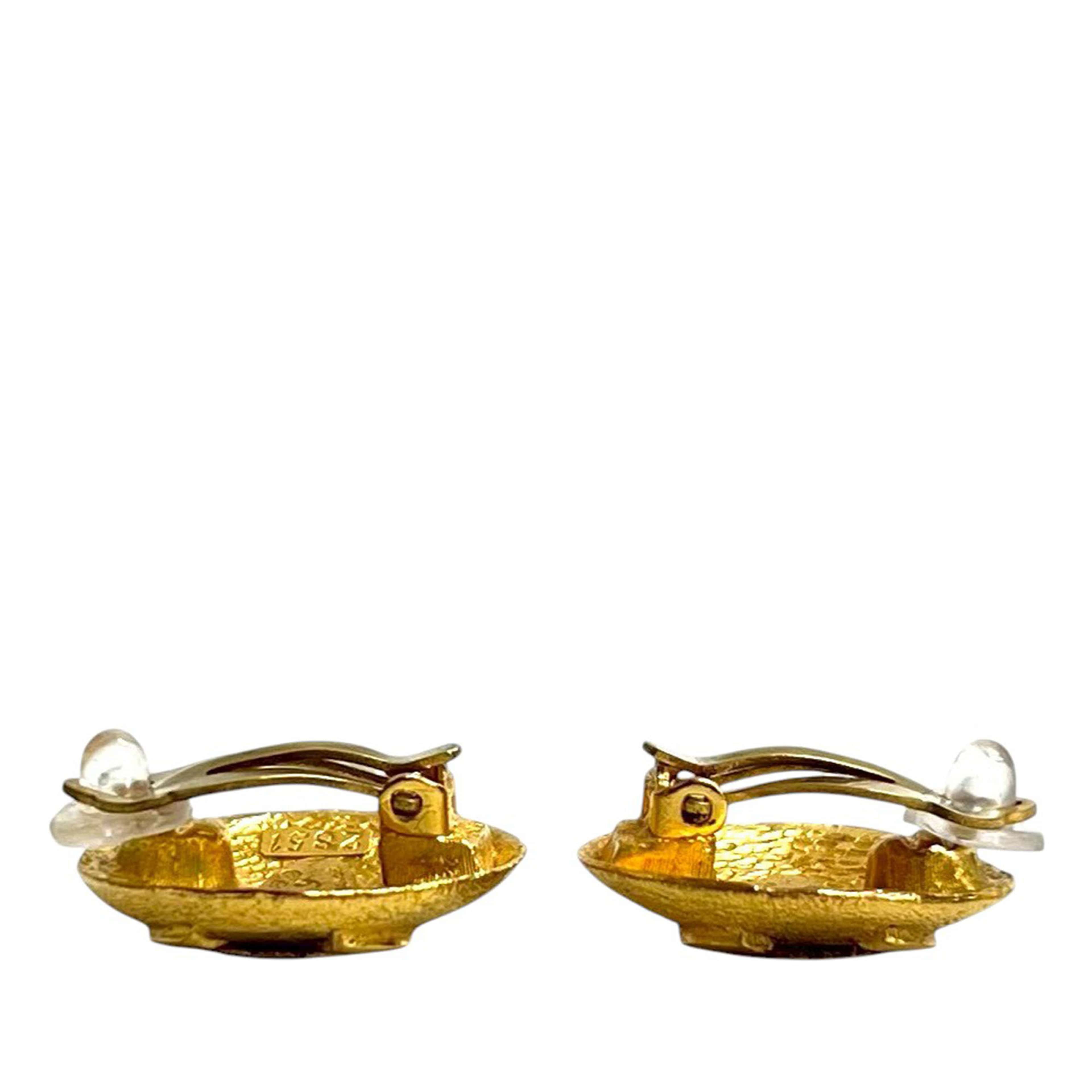 Chanel Cc Gold Plated Round Clip On Earrings, från Luxclusif, i färgen guld. Klicka för att öppna bilden i stort format