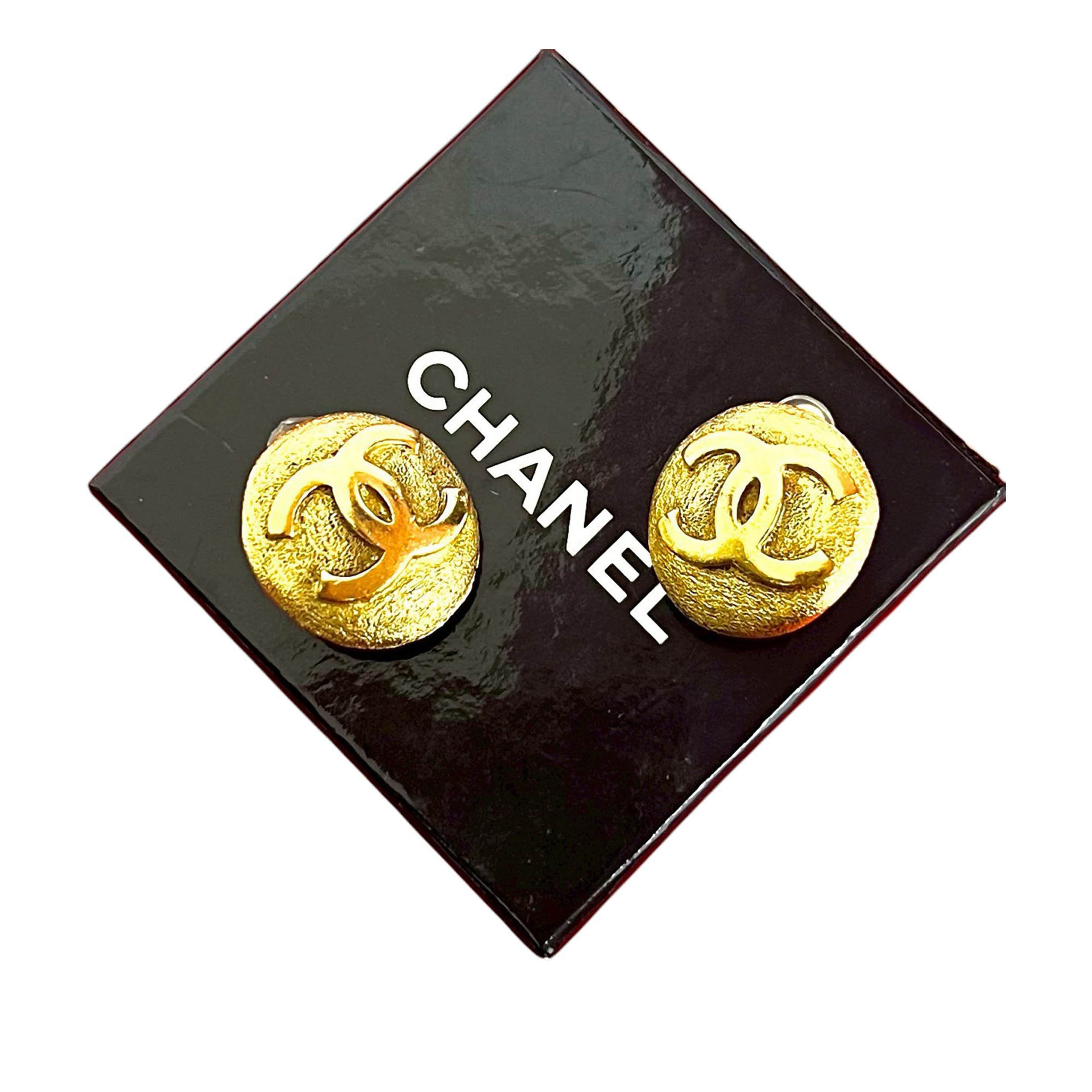 Chanel Cc Gold Plated Round Clip On Earrings, från Luxclusif, i färgen guld. Klicka för att öppna bilden i stort format