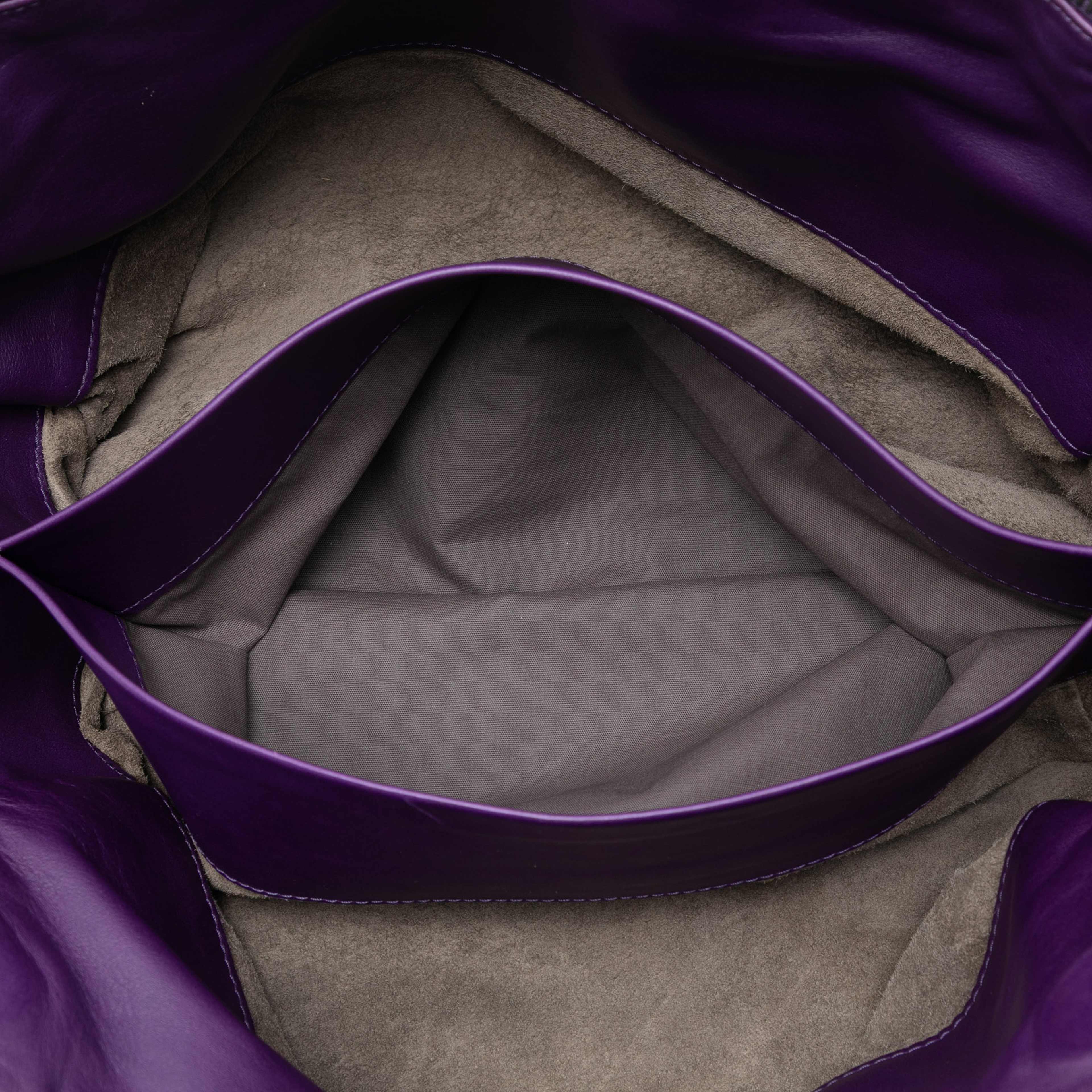 Bottega Veneta Large Nappa Intrecciato Leggero Satchel, från Luxclusif, i färgen purple. Klicka för att öppna bilden i stort format