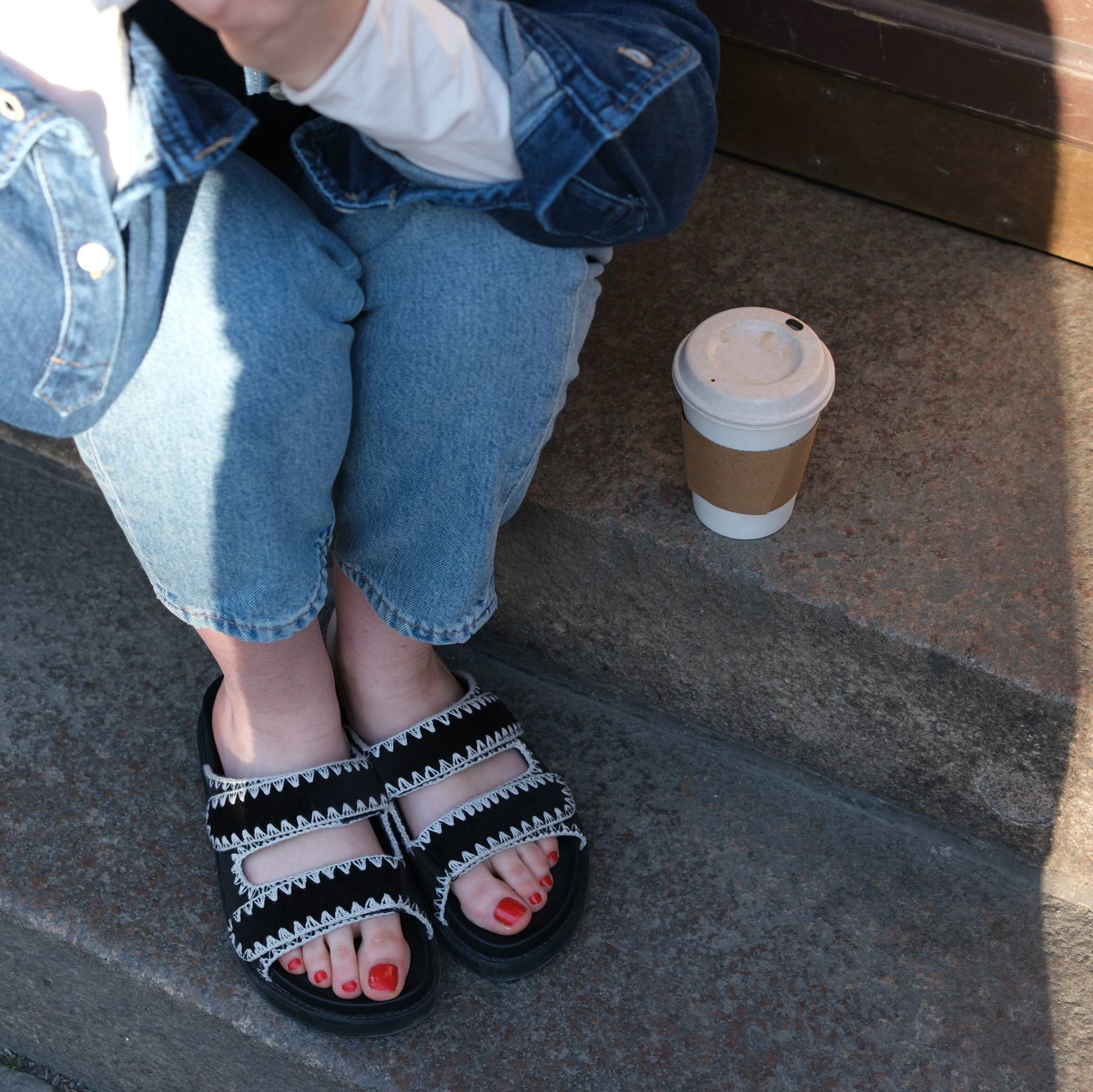 Slip-in Sandal Sara Sammet Svart, från Ailyflats, i färgen black. Klicka för att öppna bilden i stort format