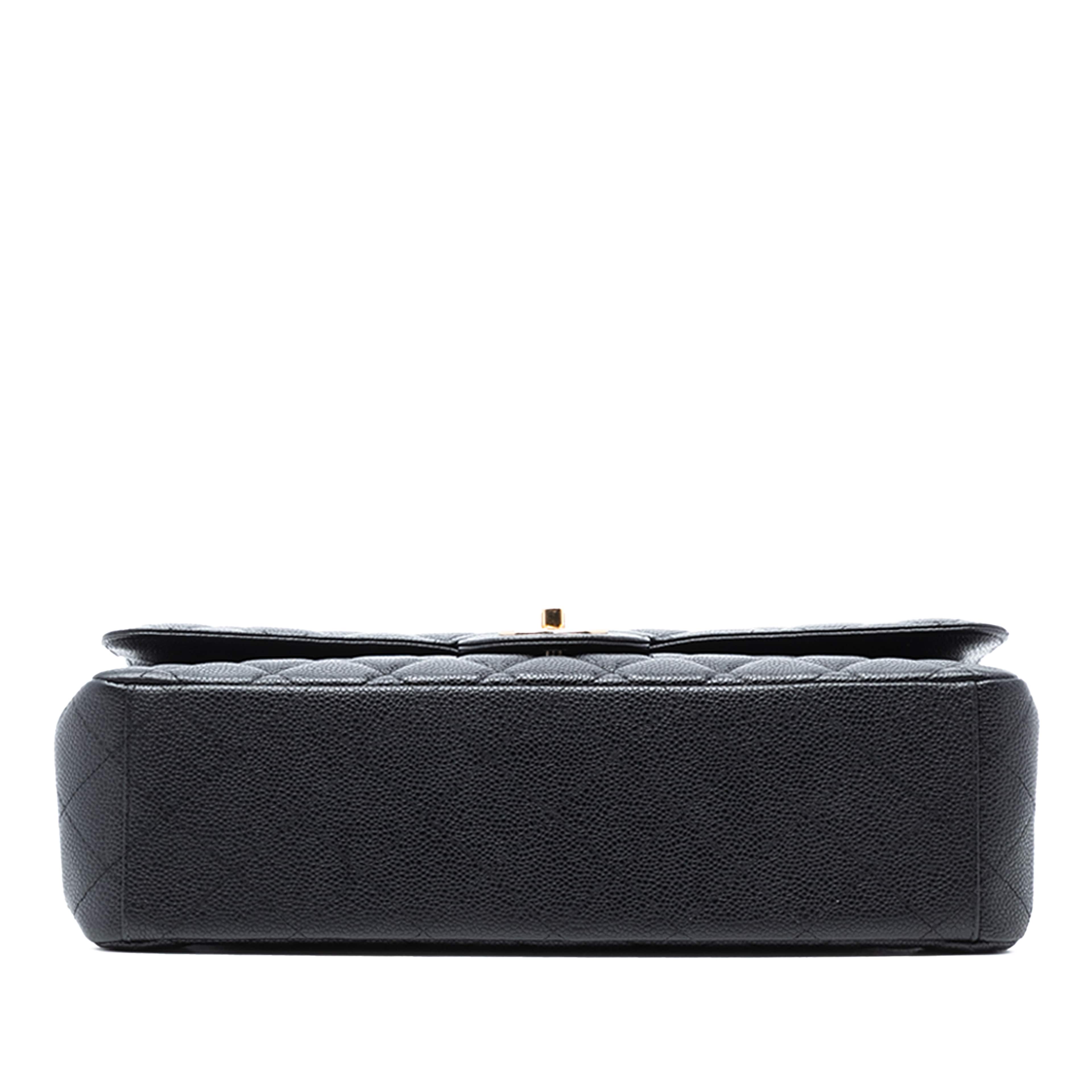 Chanel Maxi Classic Caviar Double Flap, från Luxclusif, i färgen black. Klicka för att öppna bilden i stort format
