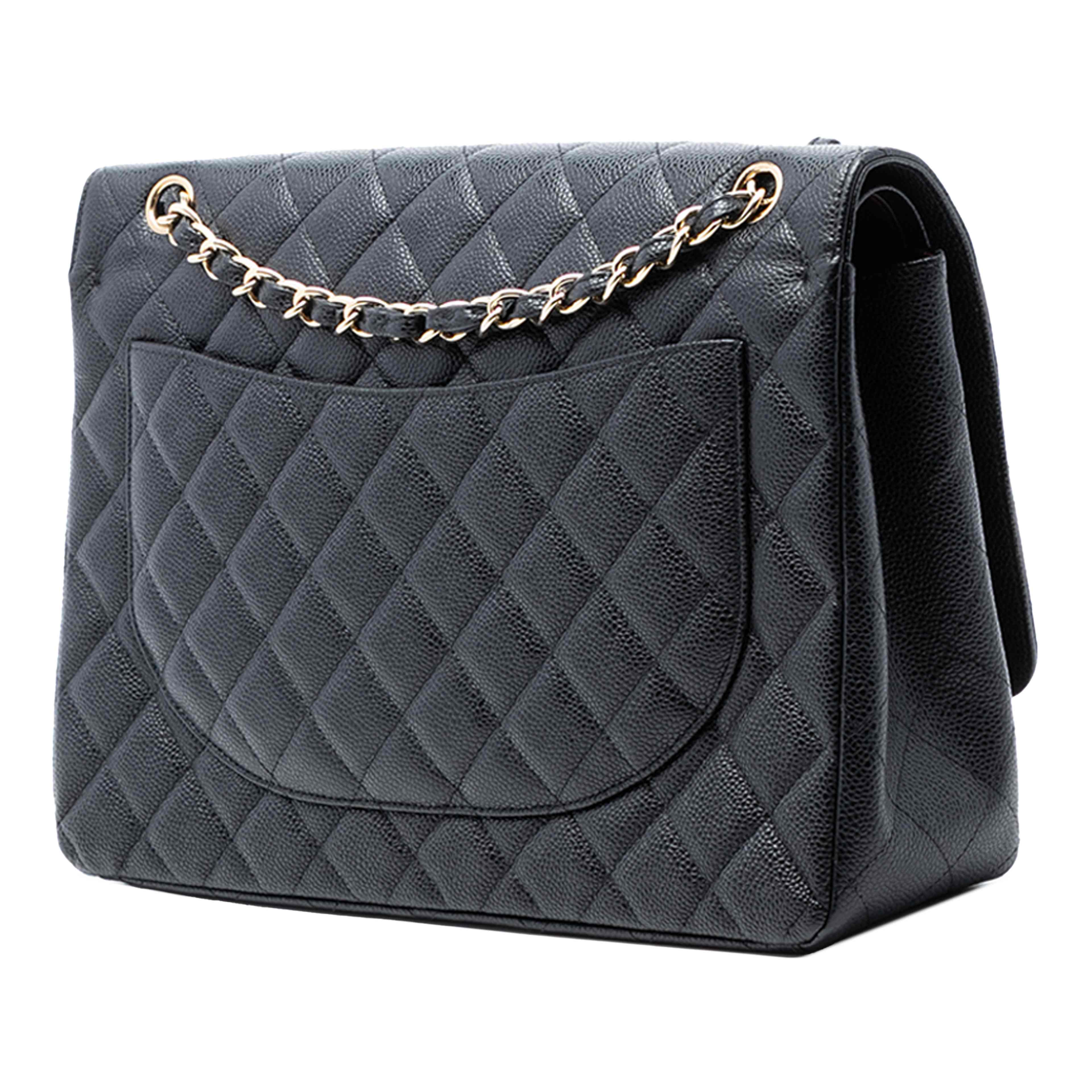 Chanel Maxi Classic Caviar Double Flap, från Luxclusif, i färgen black. Klicka för att öppna bilden i stort format