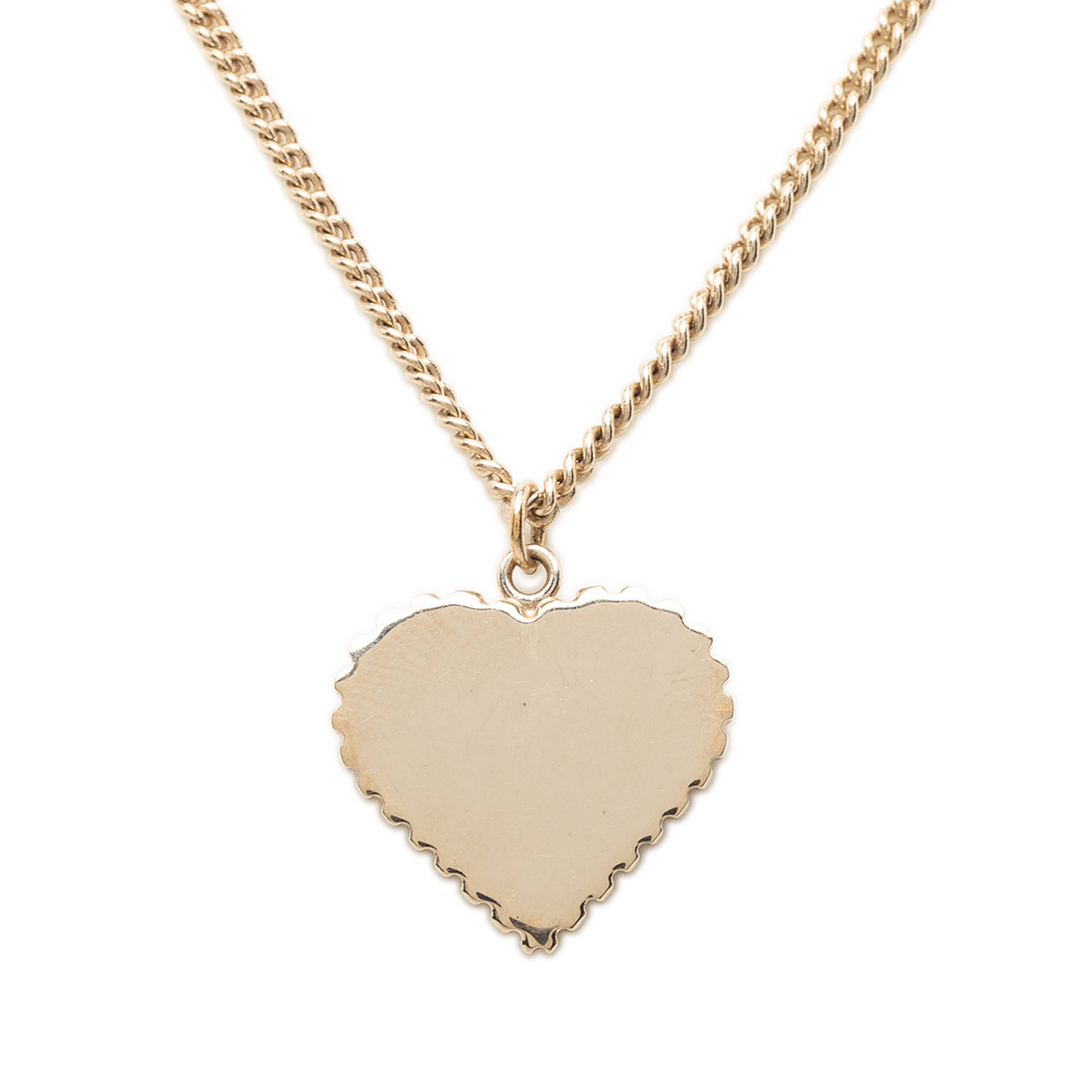 Chanel Cc Gold Plated Enamel Heart Pendant Necklace, från Luxclusif, i färgen guld. Klicka för att öppna bilden i stort format