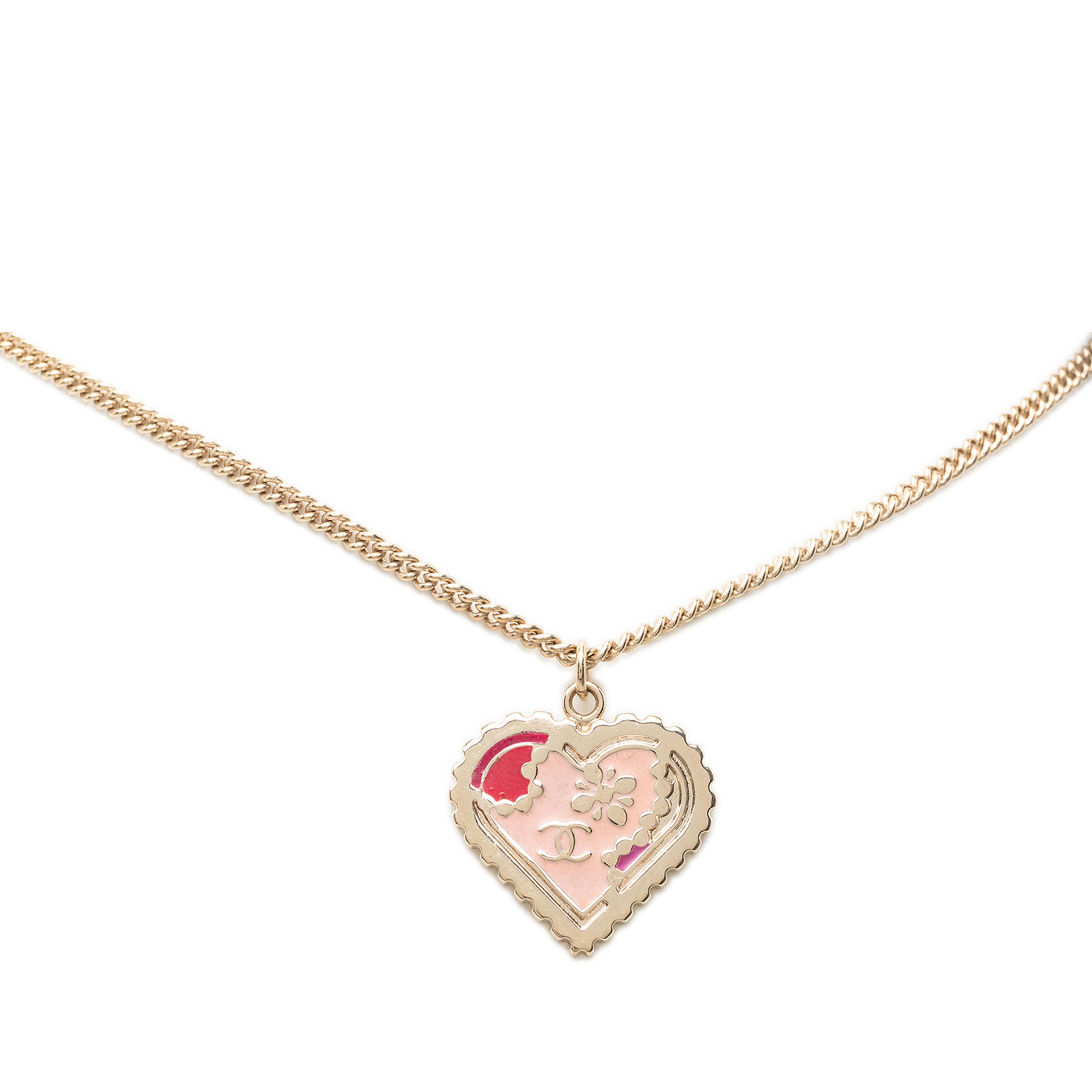 Chanel Cc Gold Plated Enamel Heart Pendant Necklace, från Luxclusif, i färgen guld. Klicka för att öppna bilden i stort format