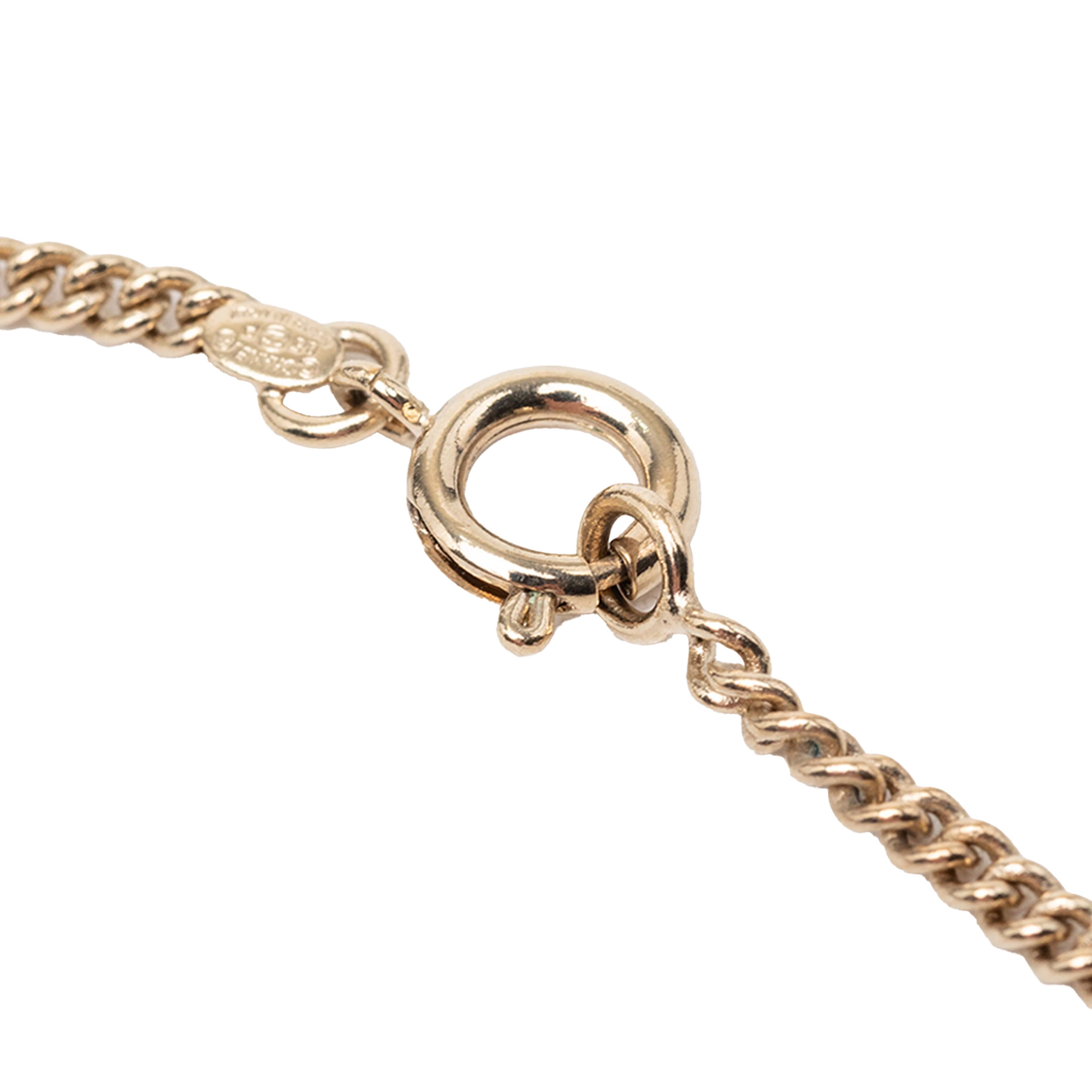 Chanel Cc Gold Plated Enamel Heart Pendant Necklace, från Luxclusif, i färgen guld. Klicka för att öppna bilden i stort format