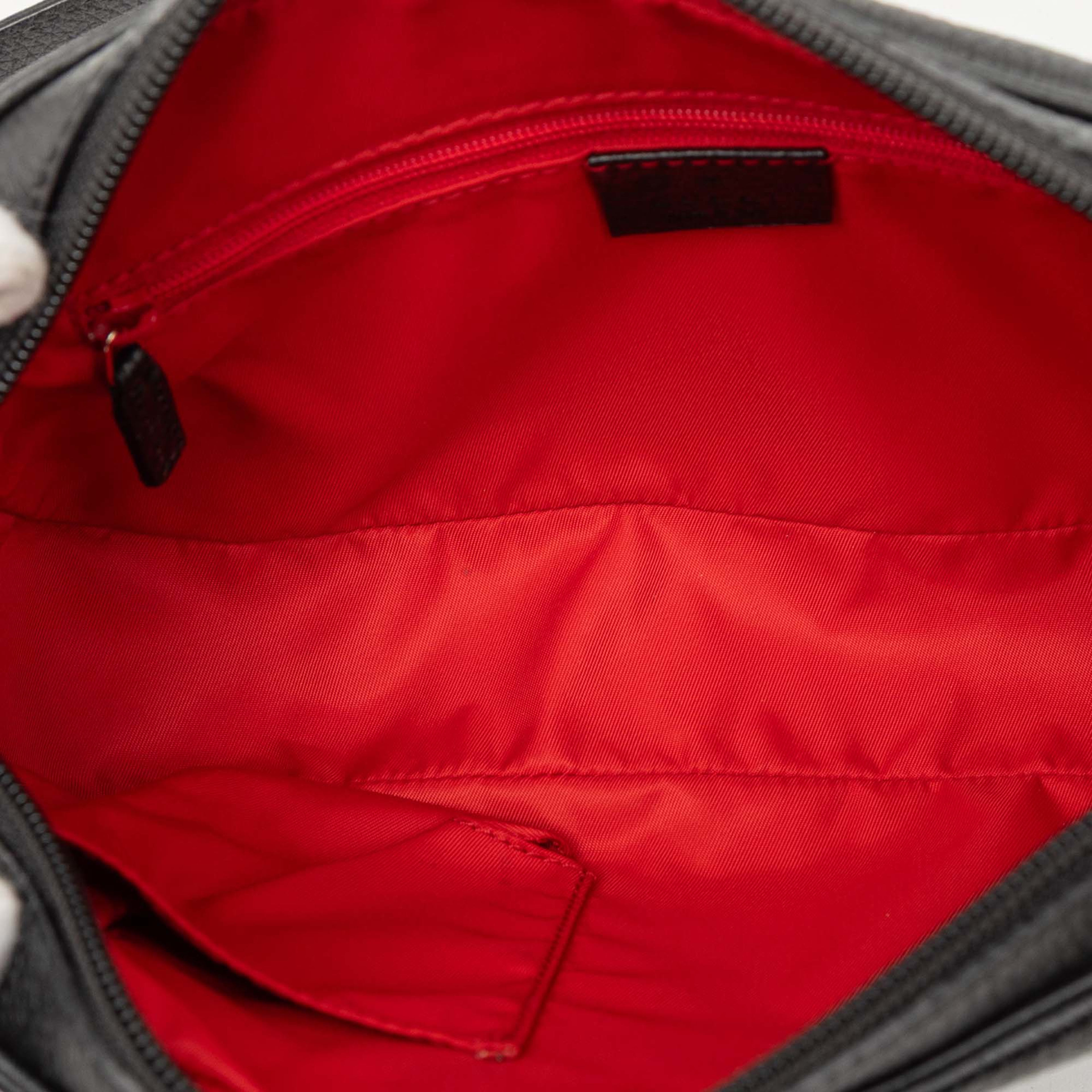 Gucci Gg Nylon Crest Shoulder Bag, från Luxclusif, i färgen black. Klicka för att öppna bilden i stort format