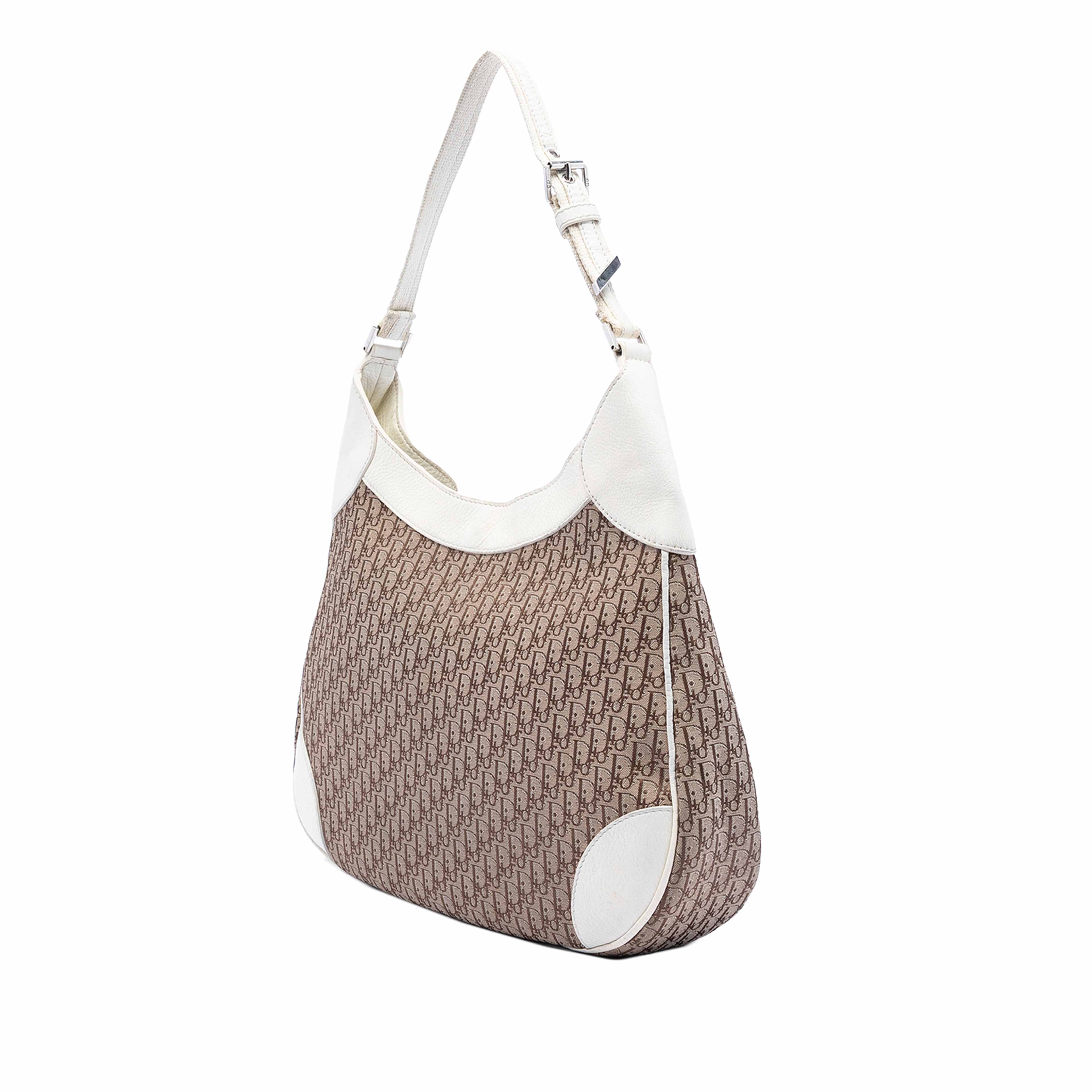 Dior Diorissimo Trotter Canvas Street Chic Shoulder Bag, från Luxclusif, i färgen beige. Klicka för att öppna bilden i stort format