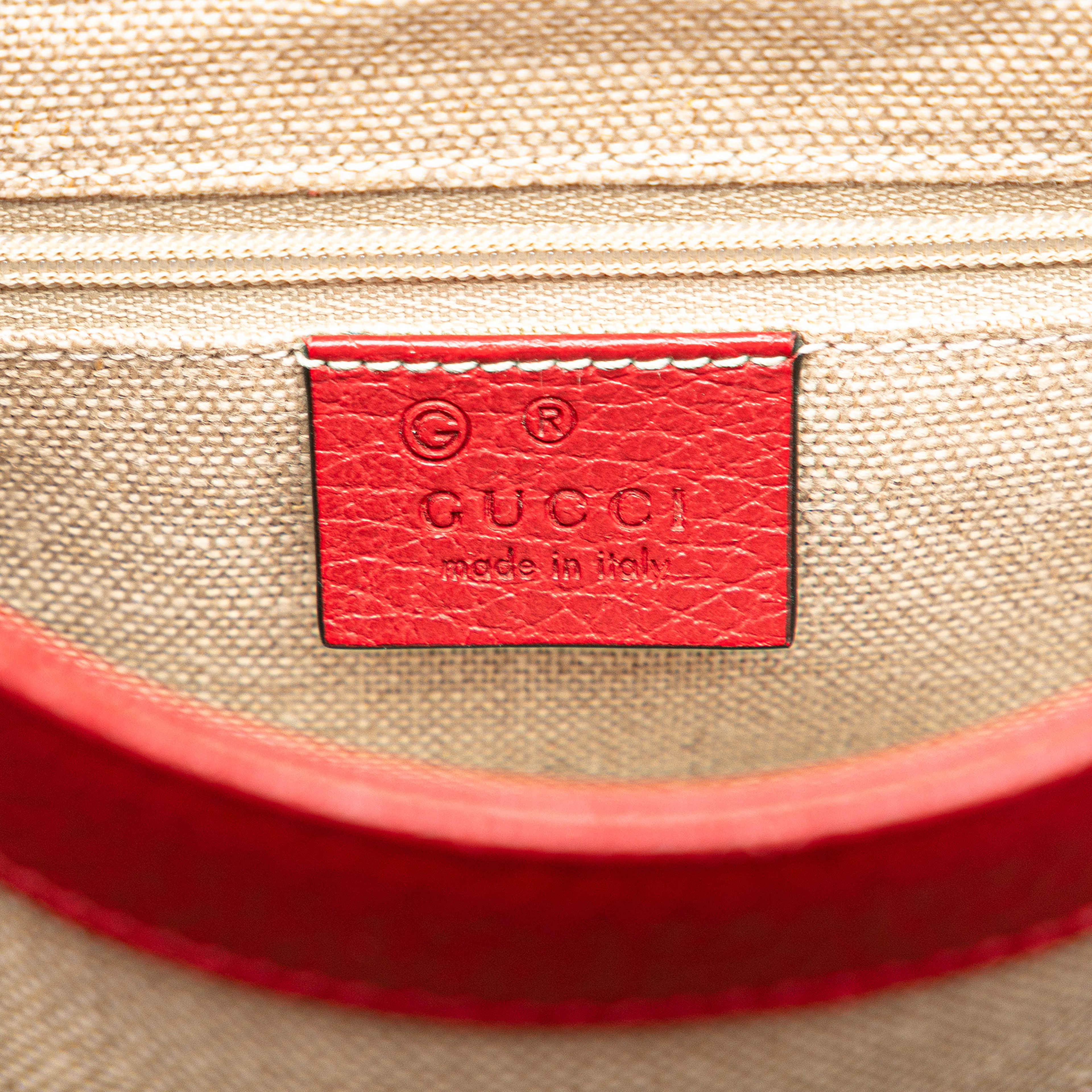 Gucci Small Dollar Calf Interlocking G Satchel, från Luxclusif, i färgen red. Klicka för att öppna bilden i stort format