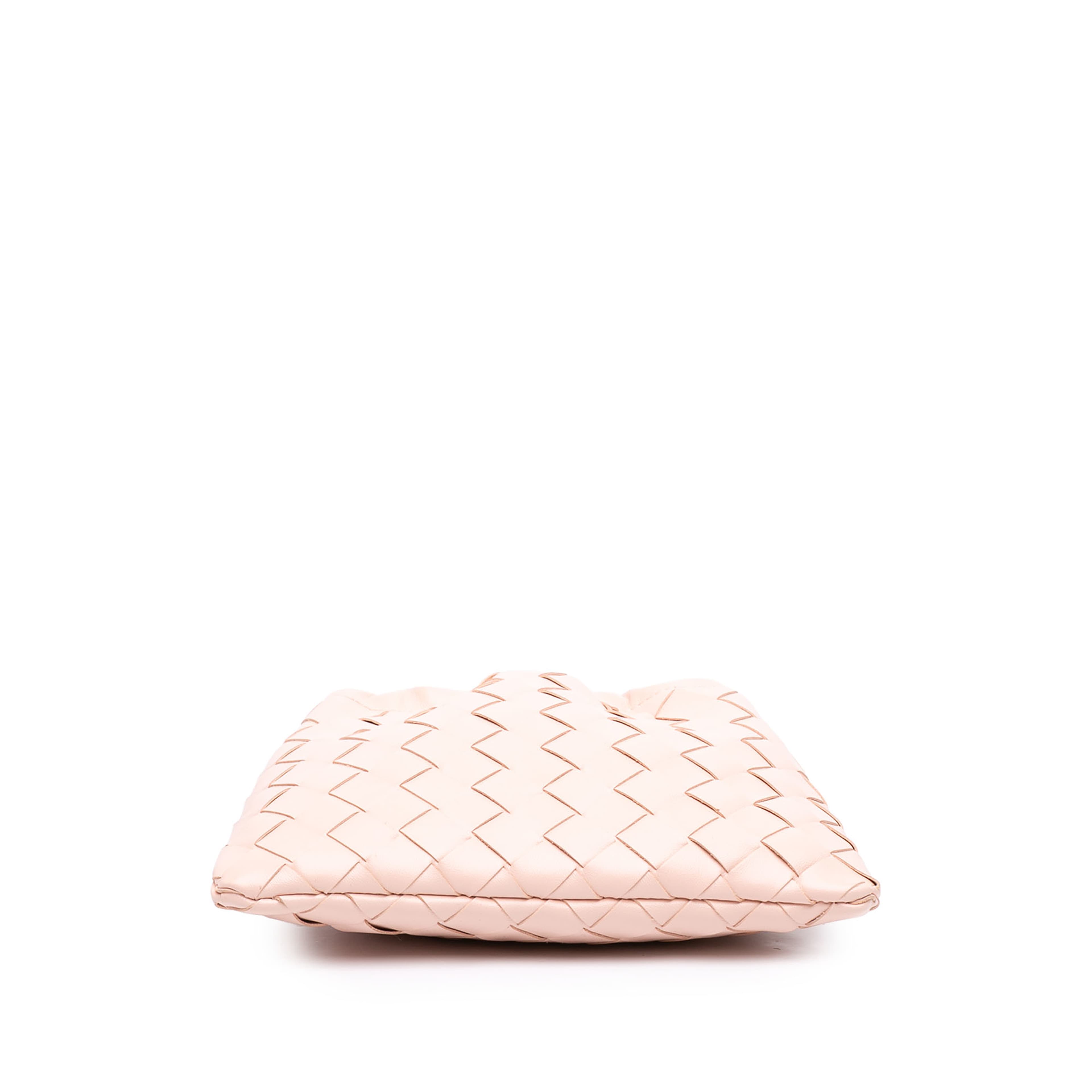 Bottega Veneta Small Nappa Intrecciato Dustbag Drawstring Crossbody, från Luxclusif, i färgen rosa. Klicka för att öppna bilden i stort format