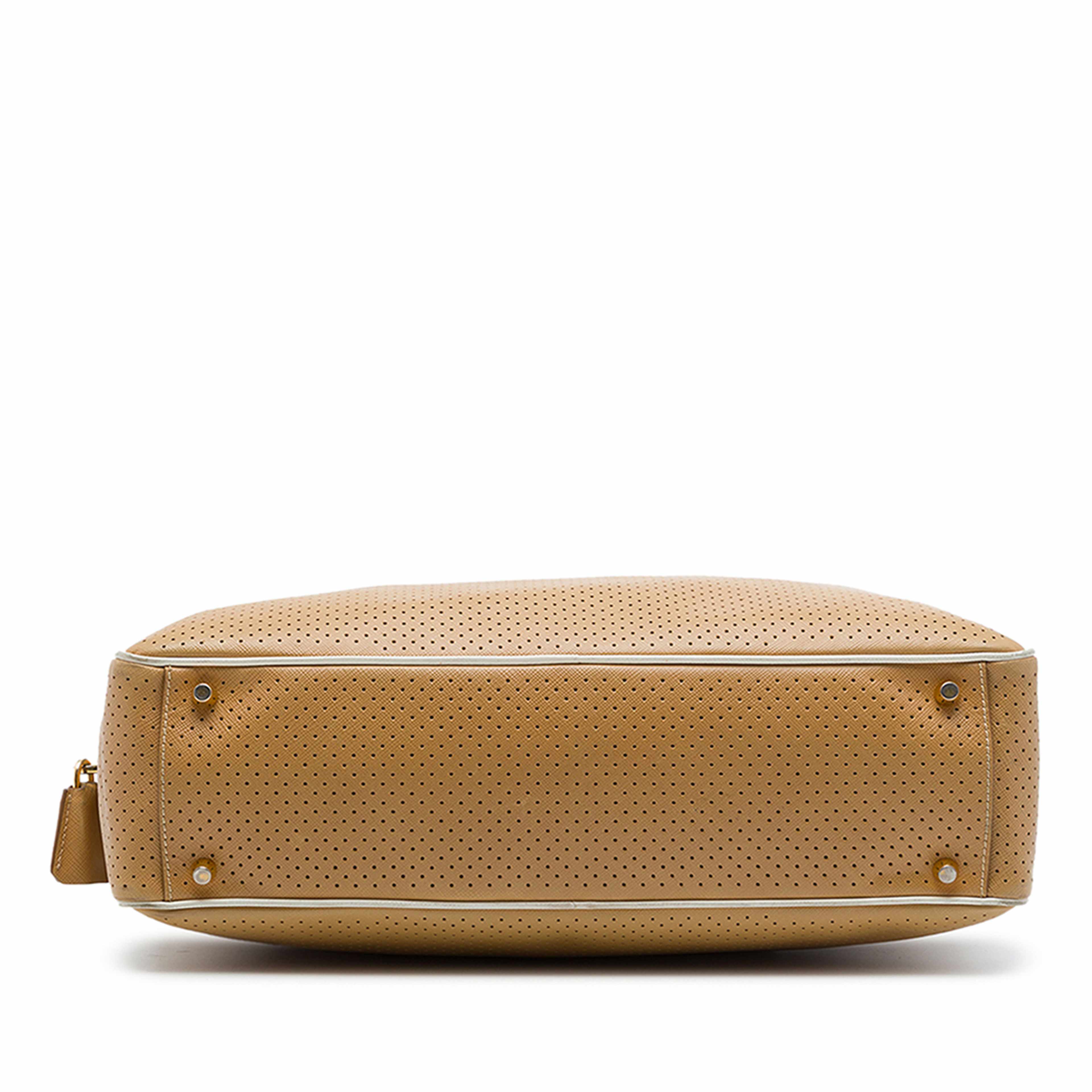 Prada Perforated Saffiano Lux Bauletto Top Handle Bag, från Luxclusif, i färgen brun. Klicka för att öppna bilden i stort format