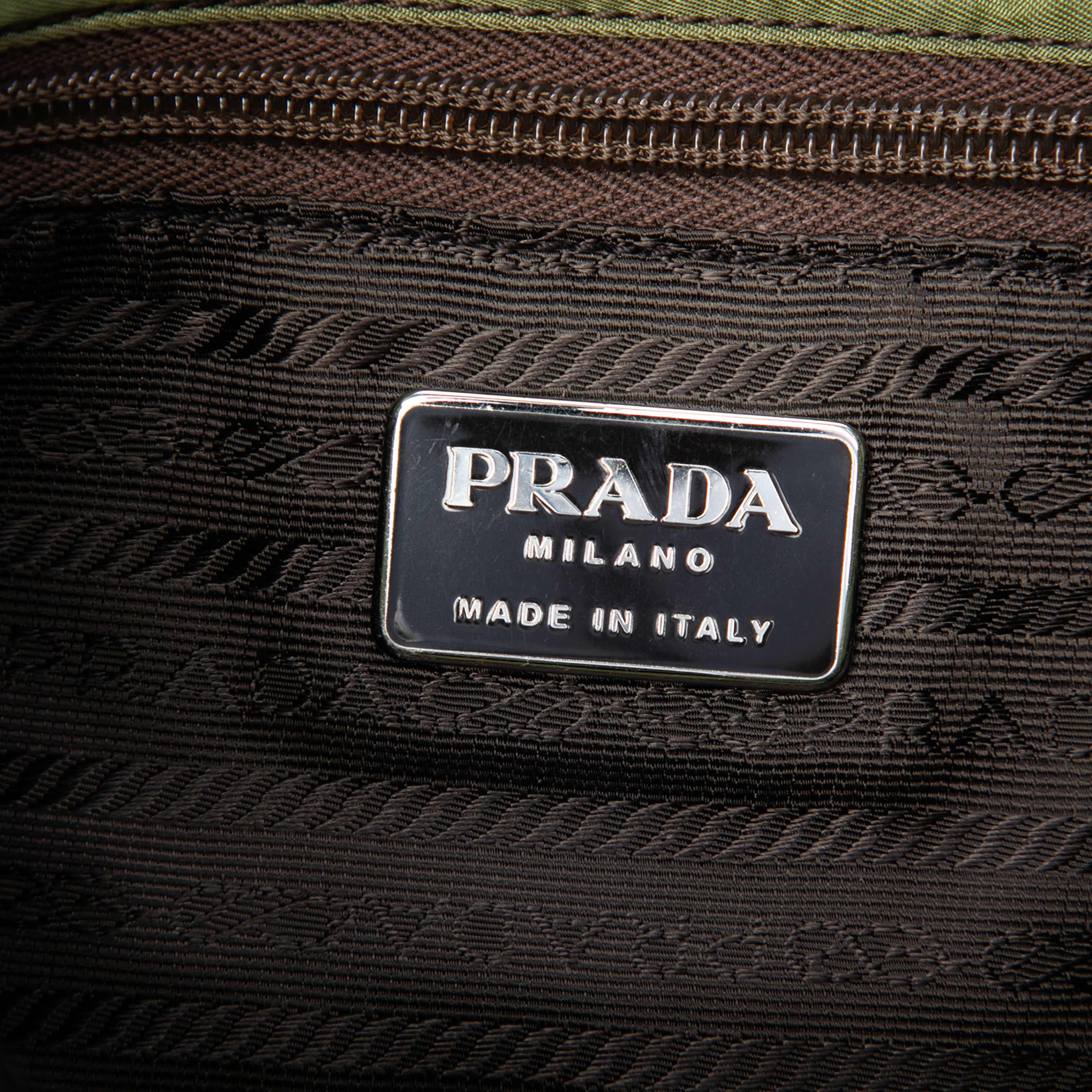 Prada Tessuto Enamel Top Handle Bag, från Luxclusif, i färgen grön. Klicka för att öppna bilden i stort format