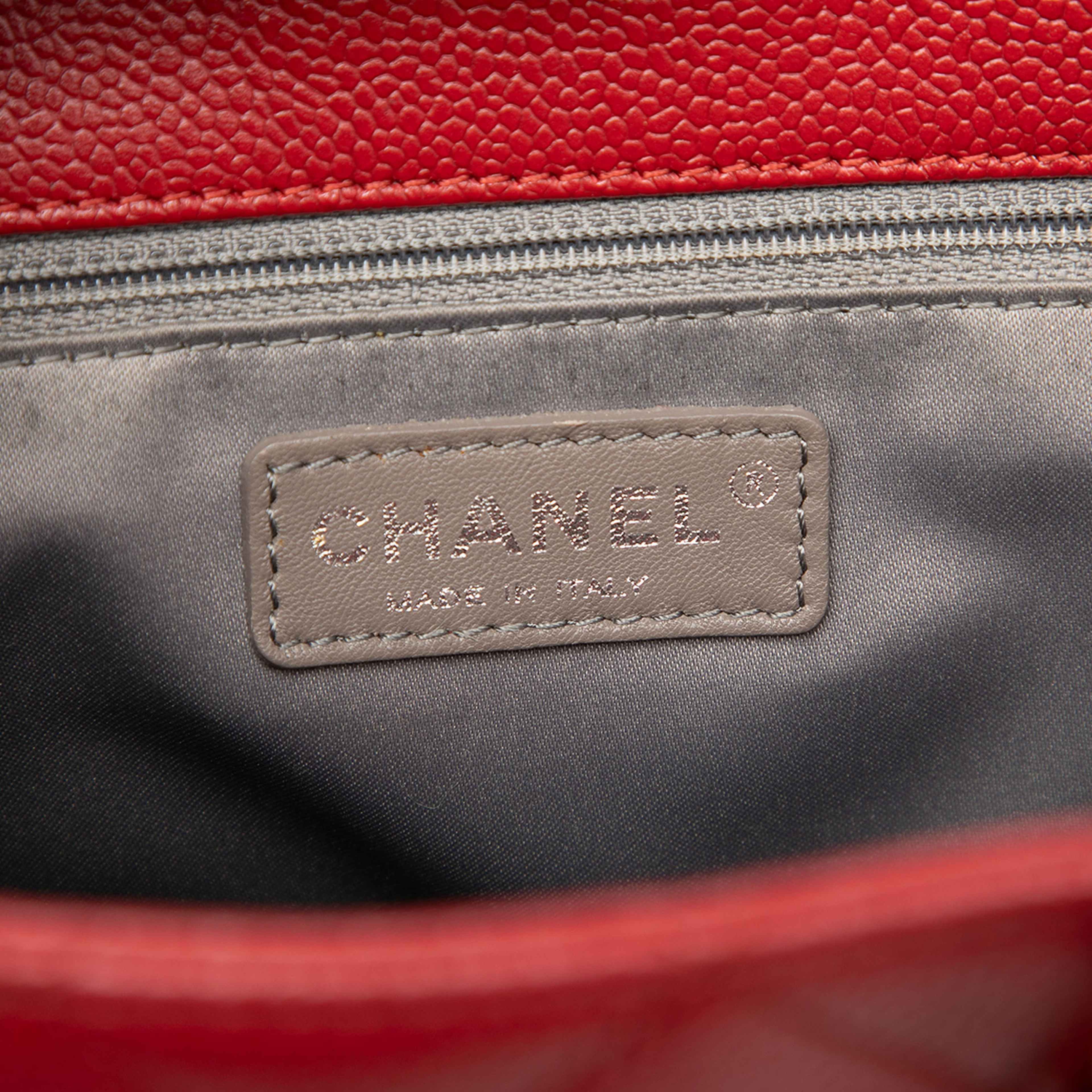 Chanel Caviar Vertical Grand Shopping Tote, från Luxclusif, i färgen red. Klicka för att öppna bilden i stort format