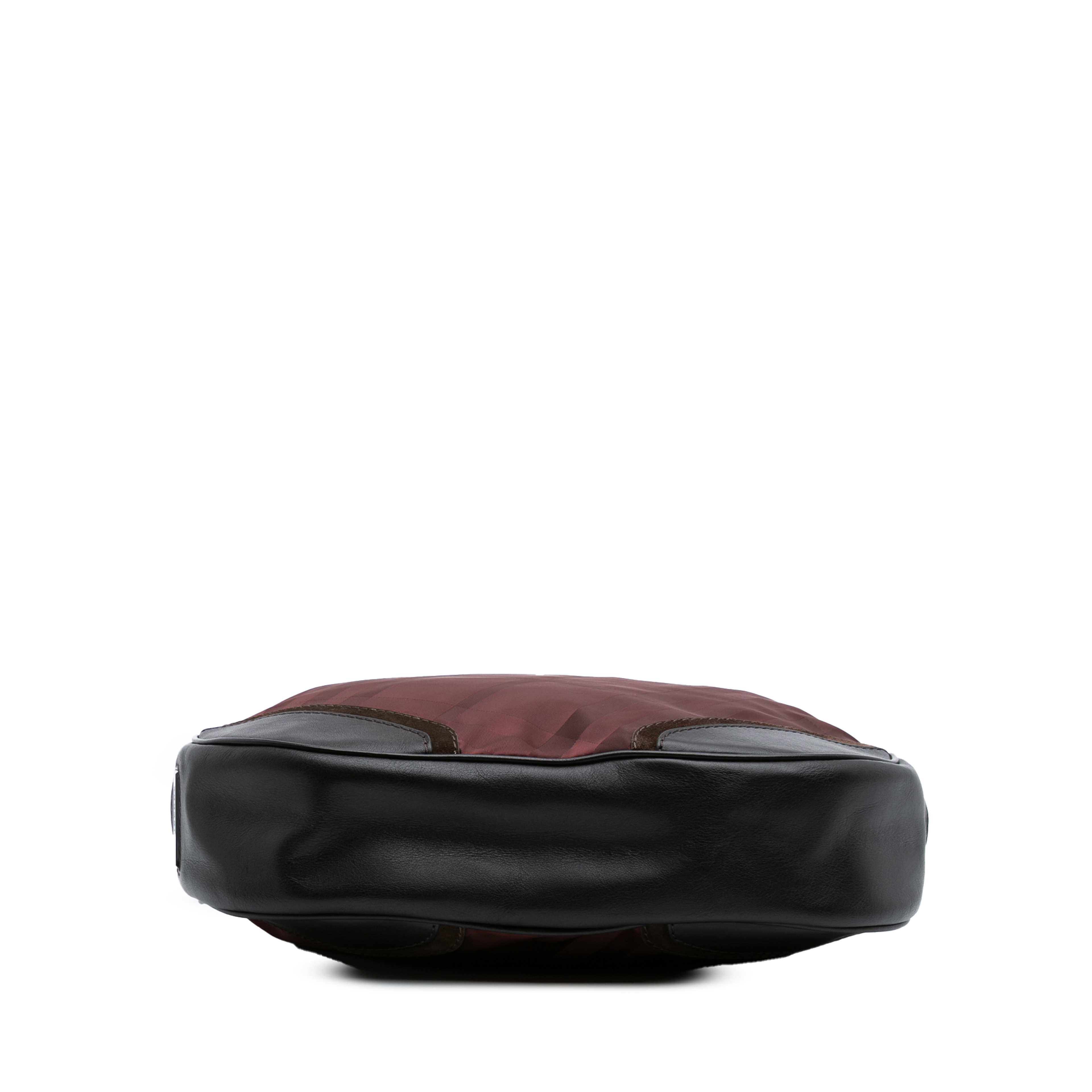 Burberry Tonal Check Nylon Hobo, från Luxclusif, i färgen burgundy. Klicka för att öppna bilden i stort format